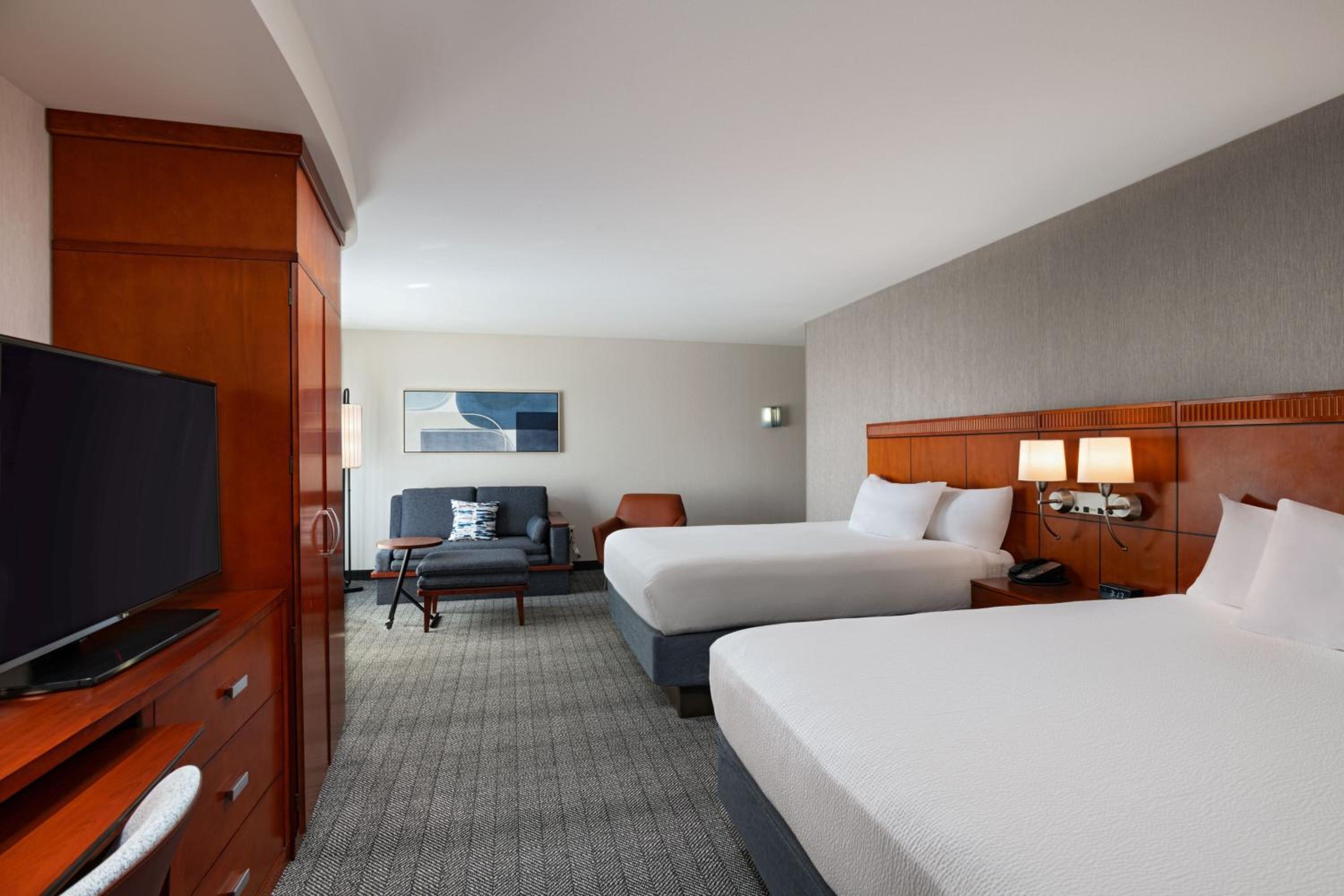 Queen Room with Two Queen Beds and Roll-In Shower - Mobility Access/Hearing Accessible