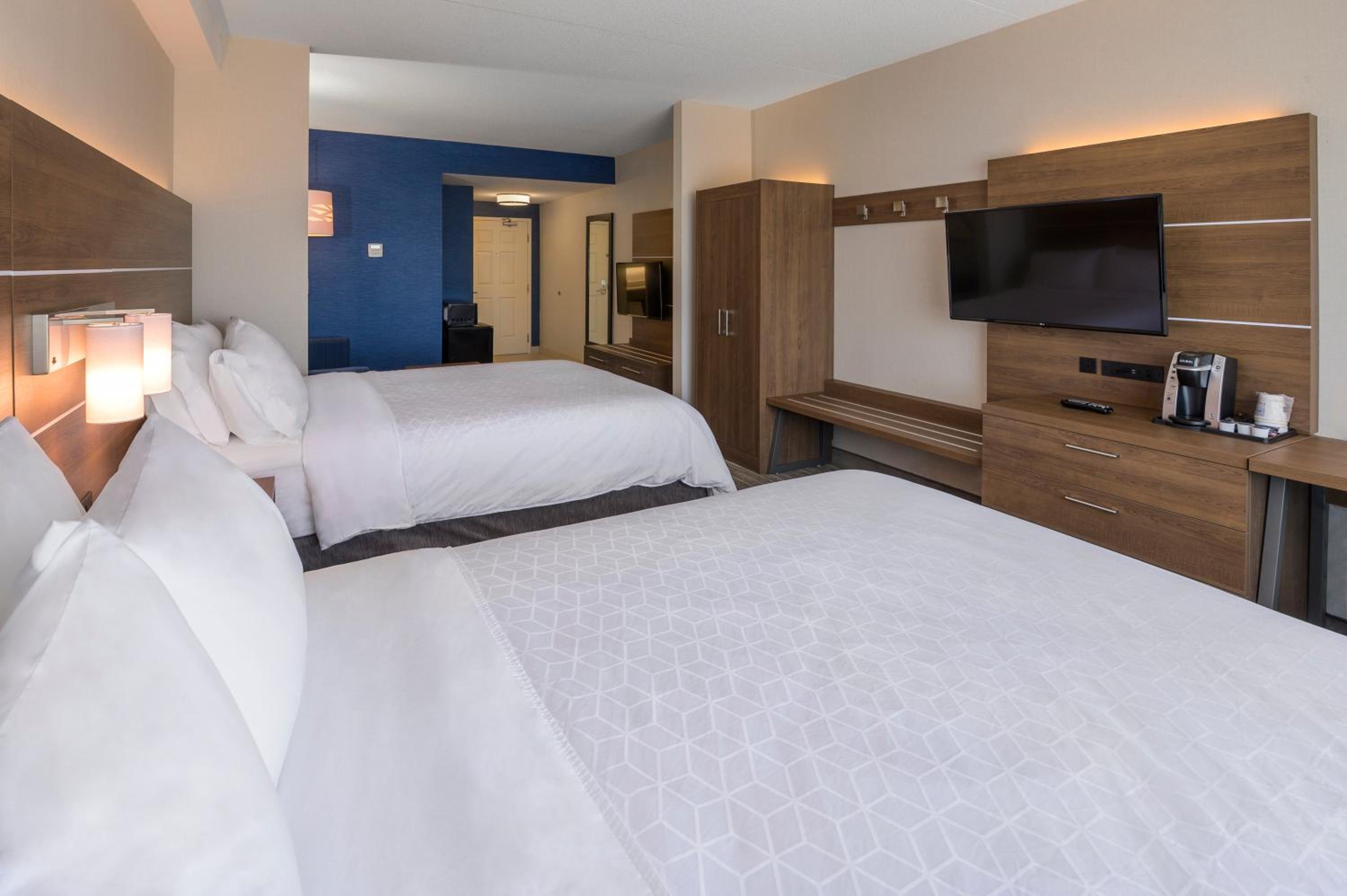 Queen Suite with Two Queen Beds and Sofa Bed - Photo 1