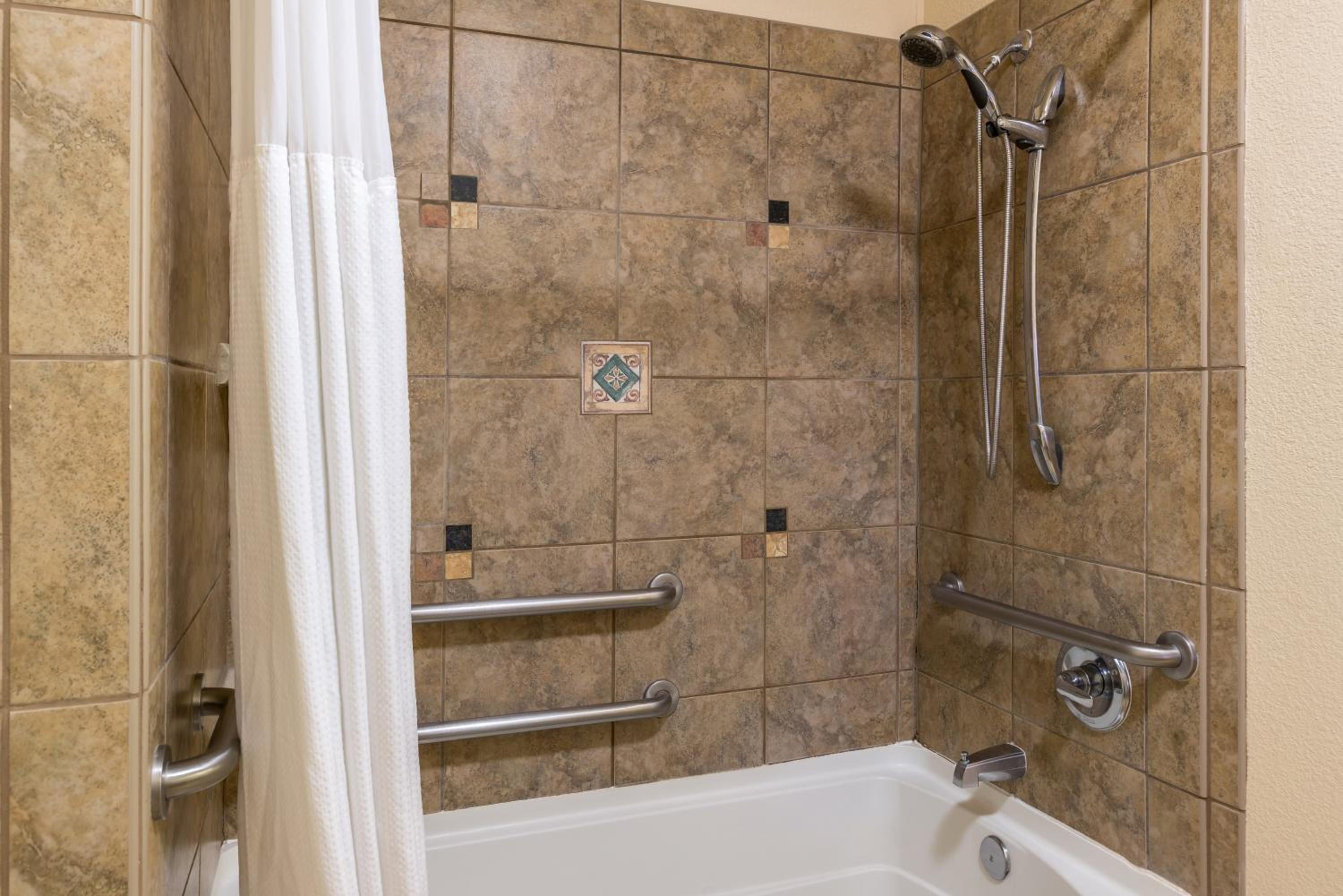 One-Bedroom Suite with Tub - Communications Access - Photo 11