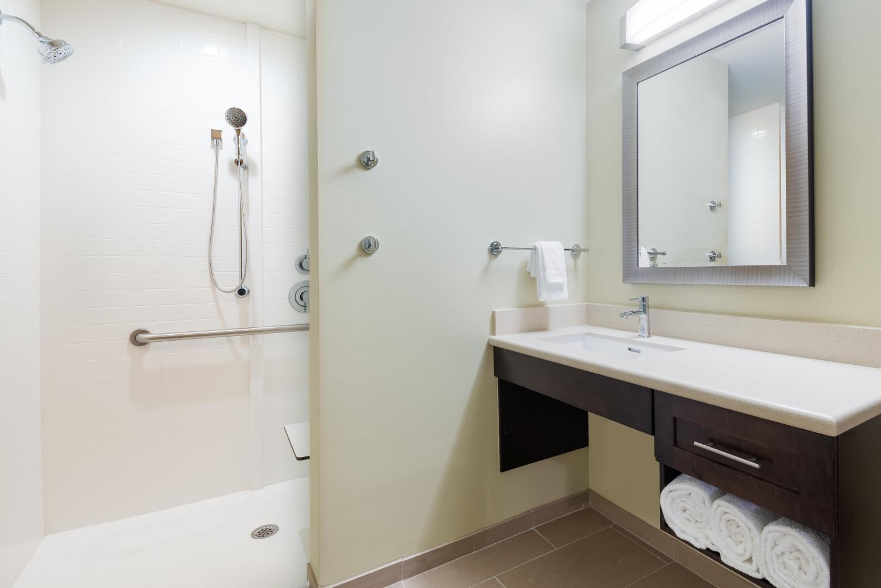 Queen Studio Suite with Roll In Shower - Communications Accessible