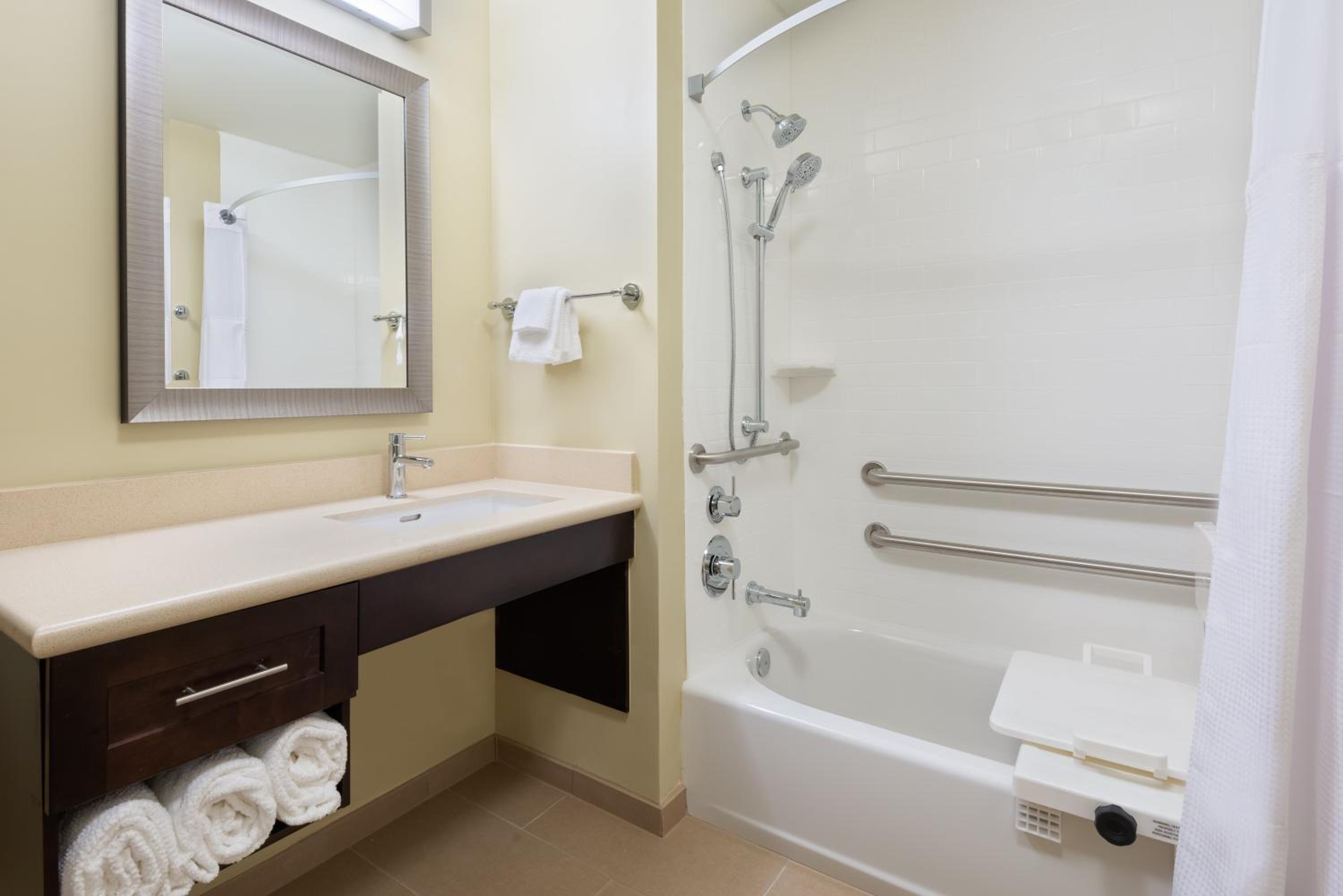 Queen Suite with Two Queen Beds and Mobility Accessible Bathtub - Non-Smoking photo 2