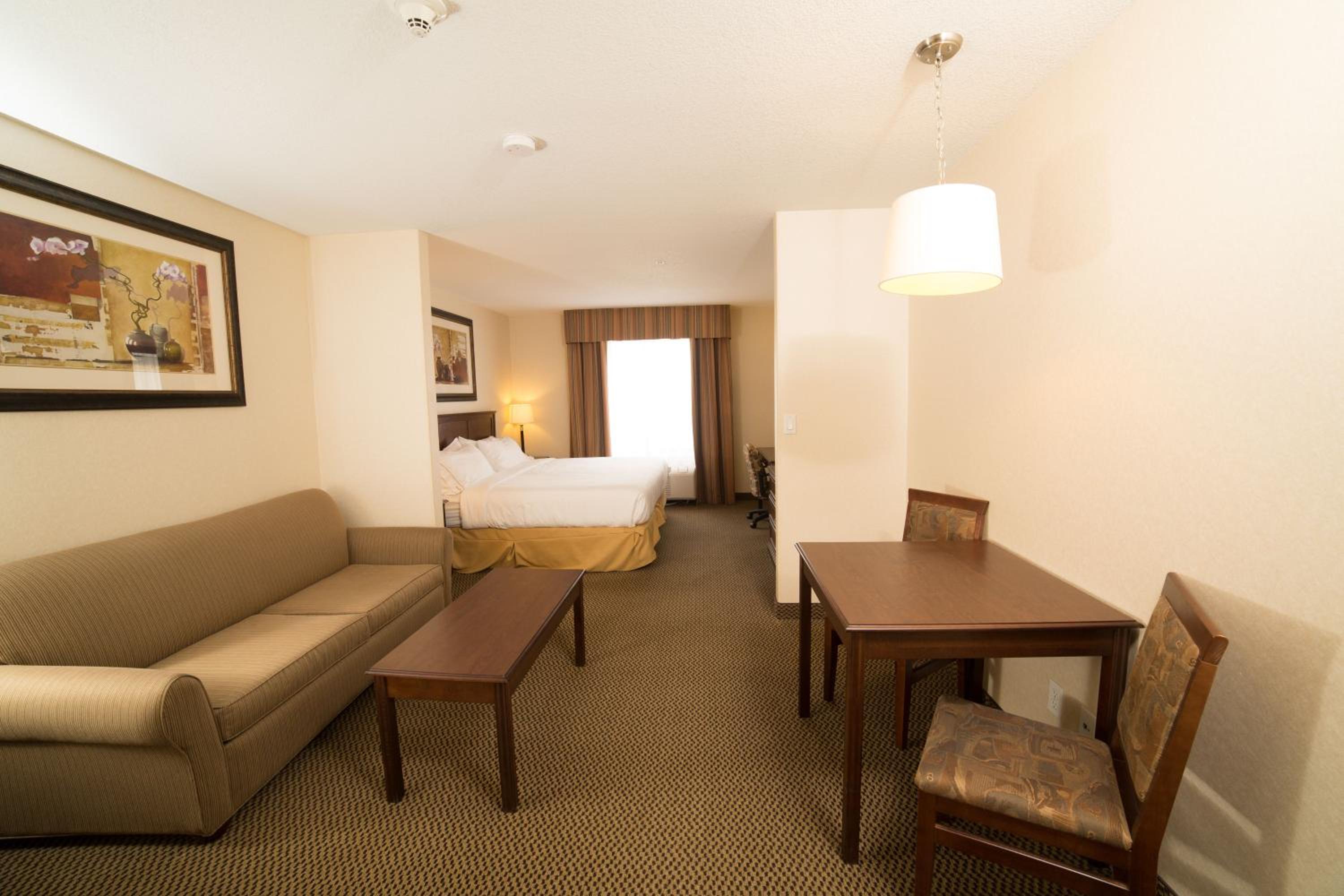 King Suite - Non-Smoking - Photo 1