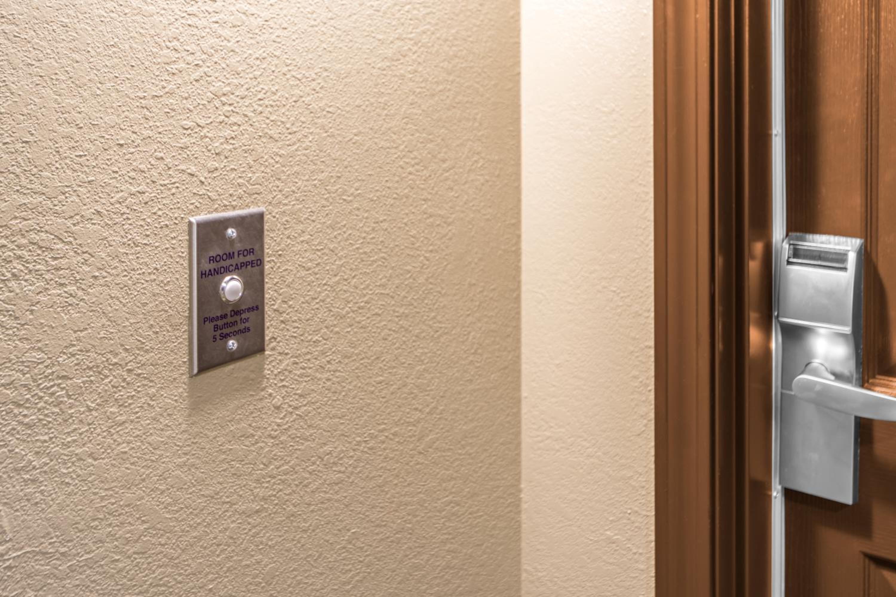 Suite - Hearing Access Roll in Shower/Non-Smoking - Photo 5