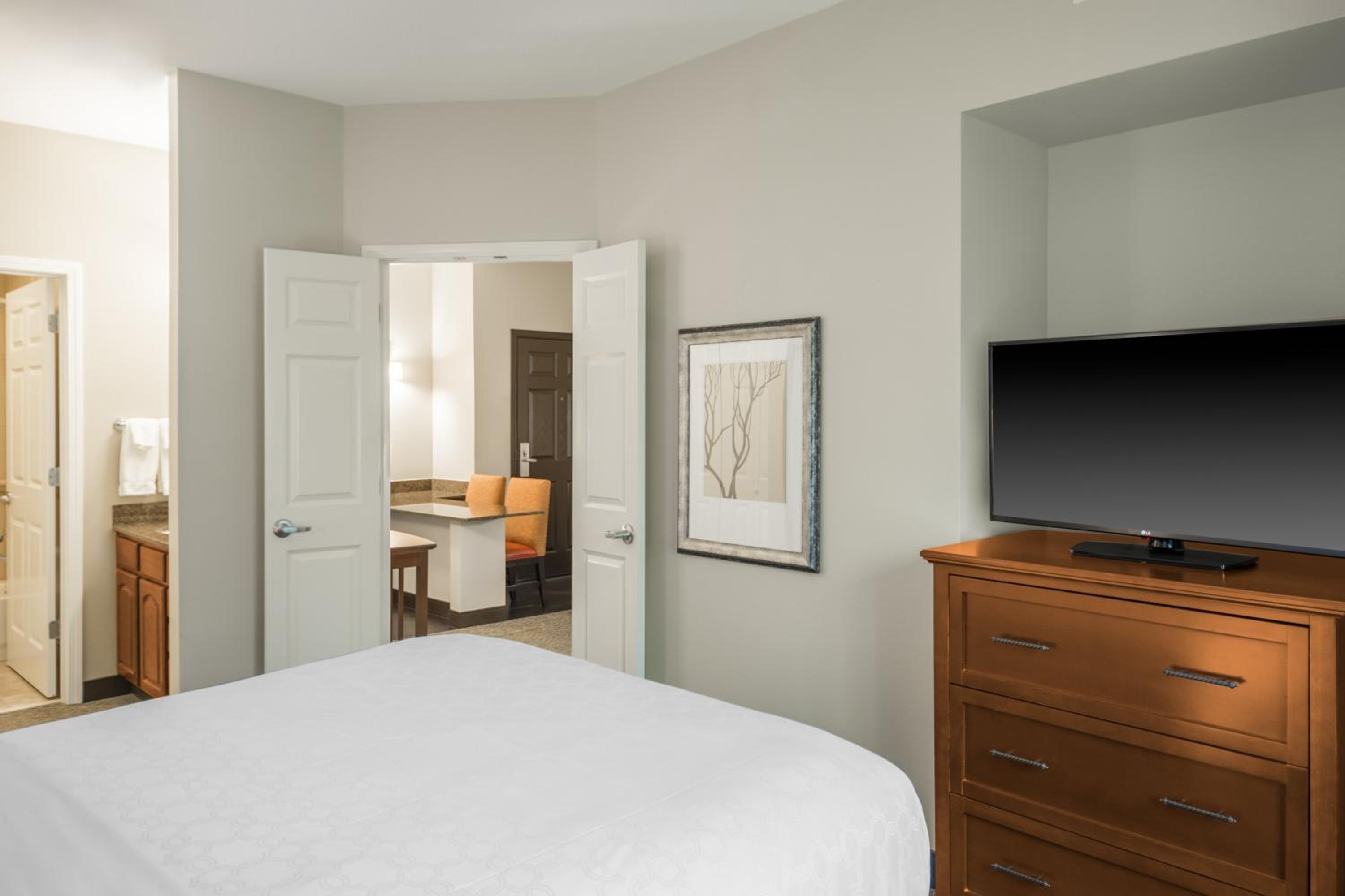 One-Bedroom Queen Suite -Non-Smoking - Photo 7