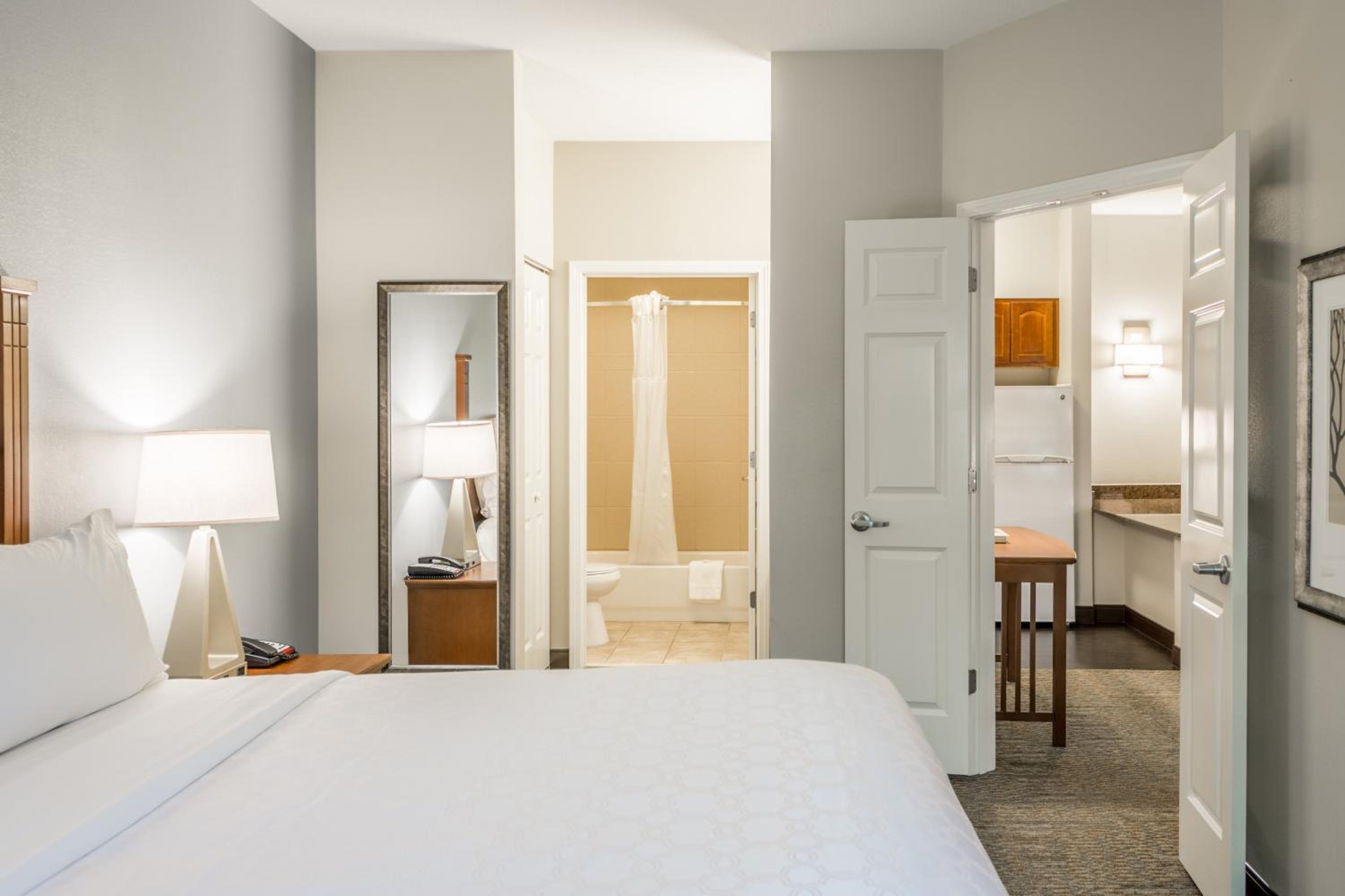 One-Bedroom Queen Suite -Non-Smoking - Photo 5