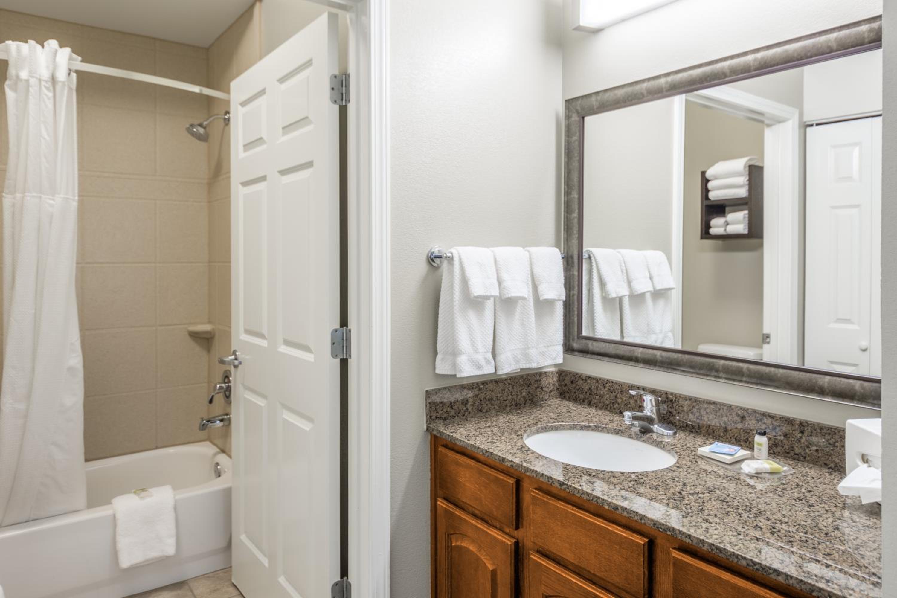 One-Bedroom Queen Suite -Non-Smoking - Photo 4