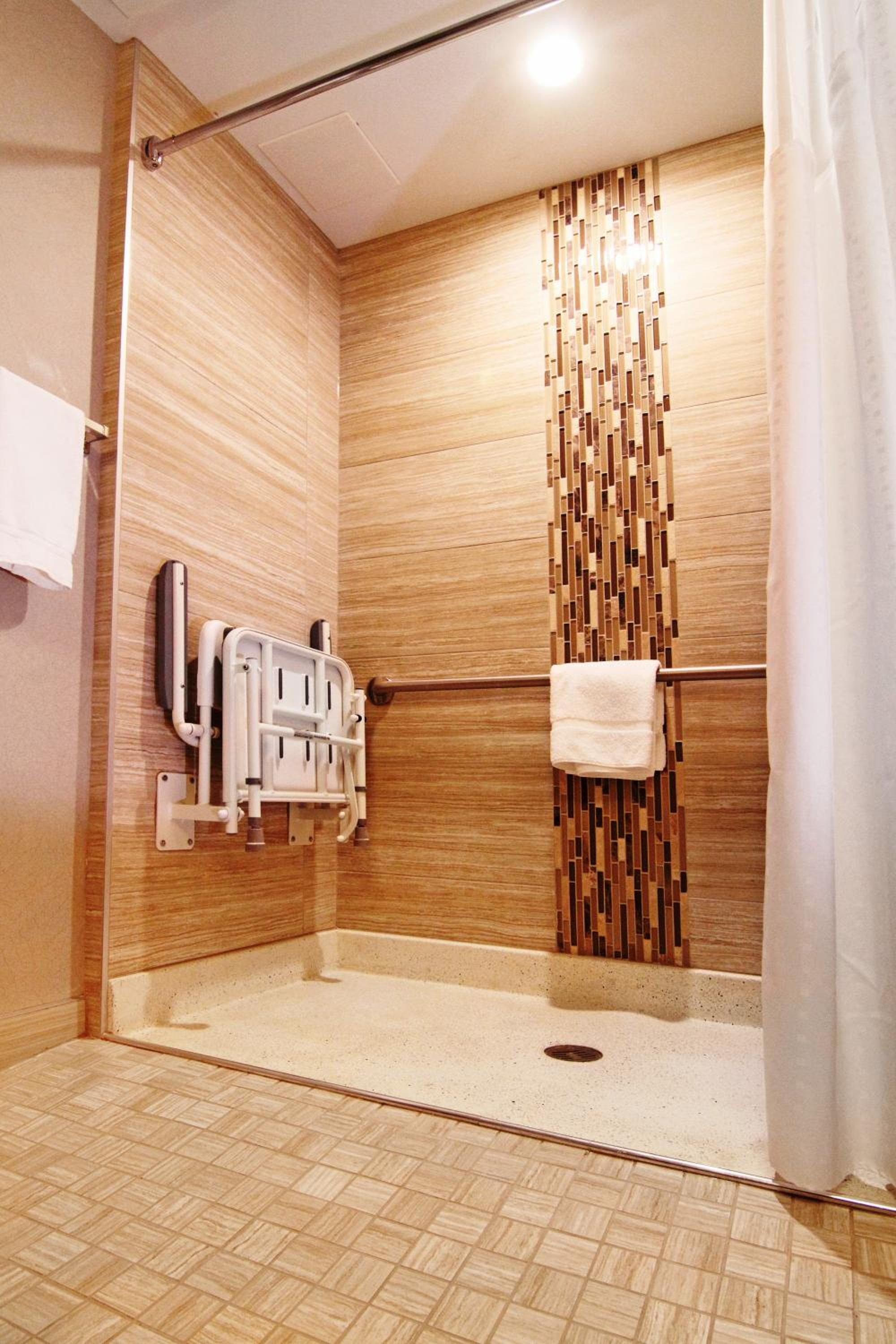 King Room with Mobility Accessible Roll-In Shower - Non-Smoking photo 2