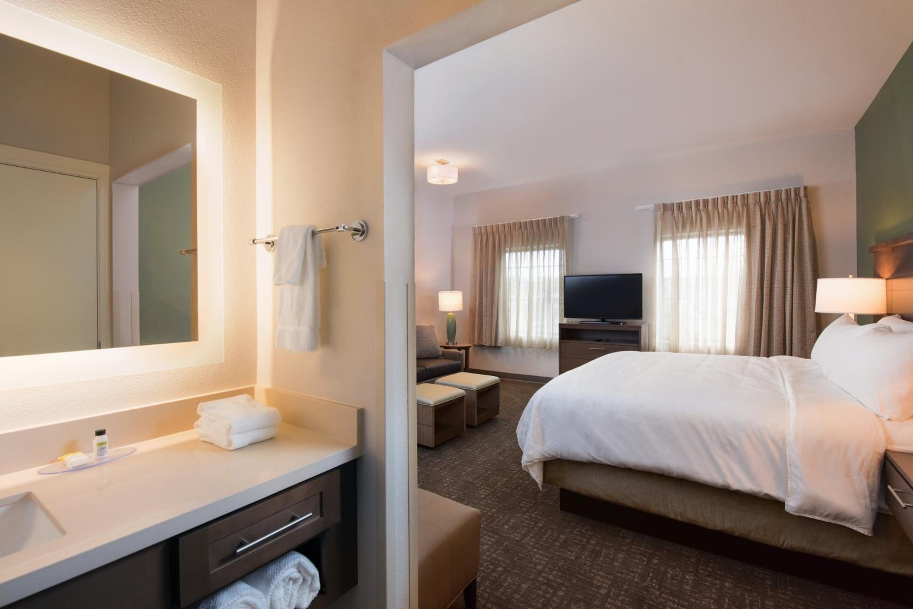 King Studio Suite with Bath Tub - Mobility Access photo 1