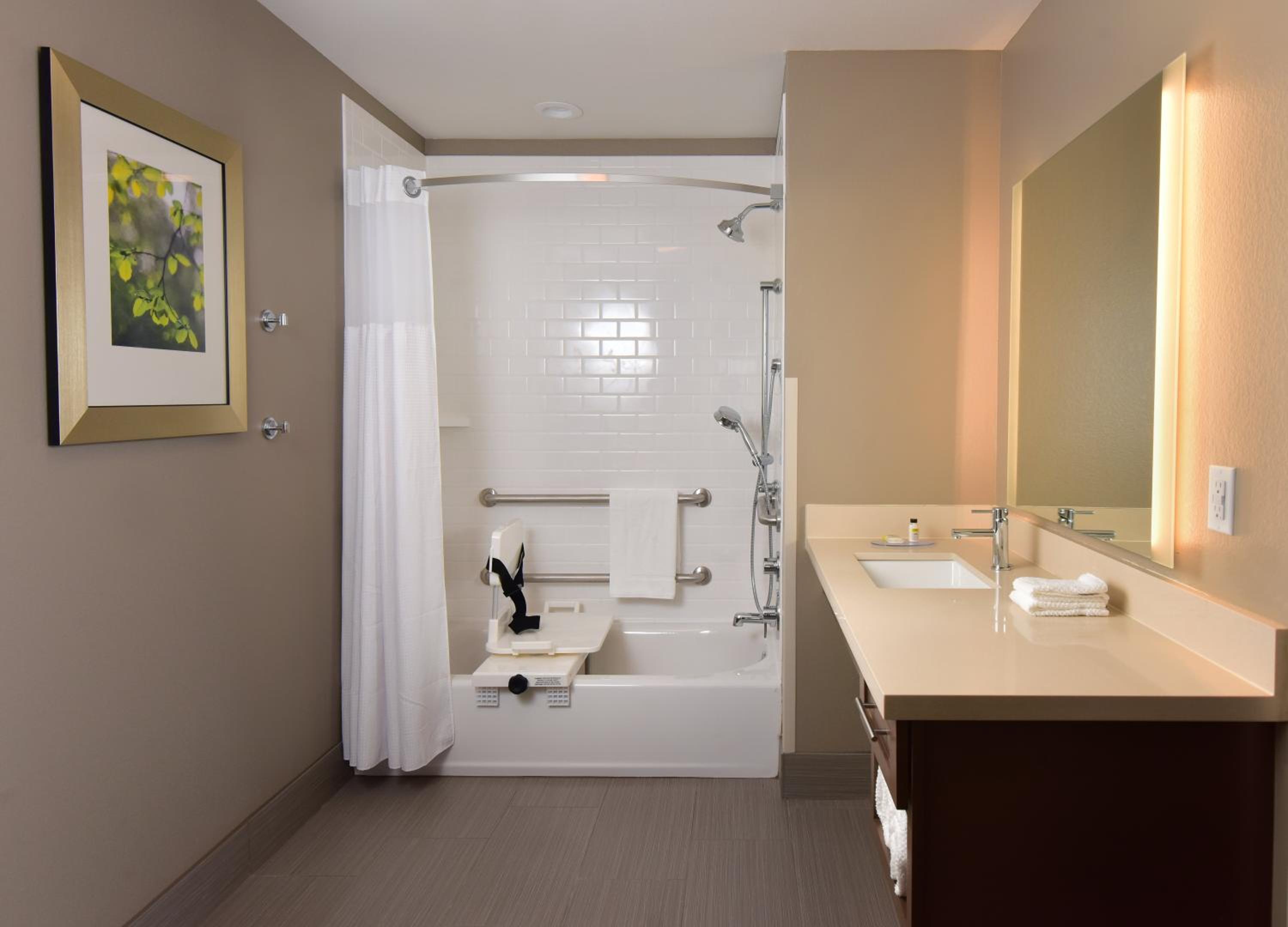 King Studio Suite with Bath Tub - Mobility Access photo 3