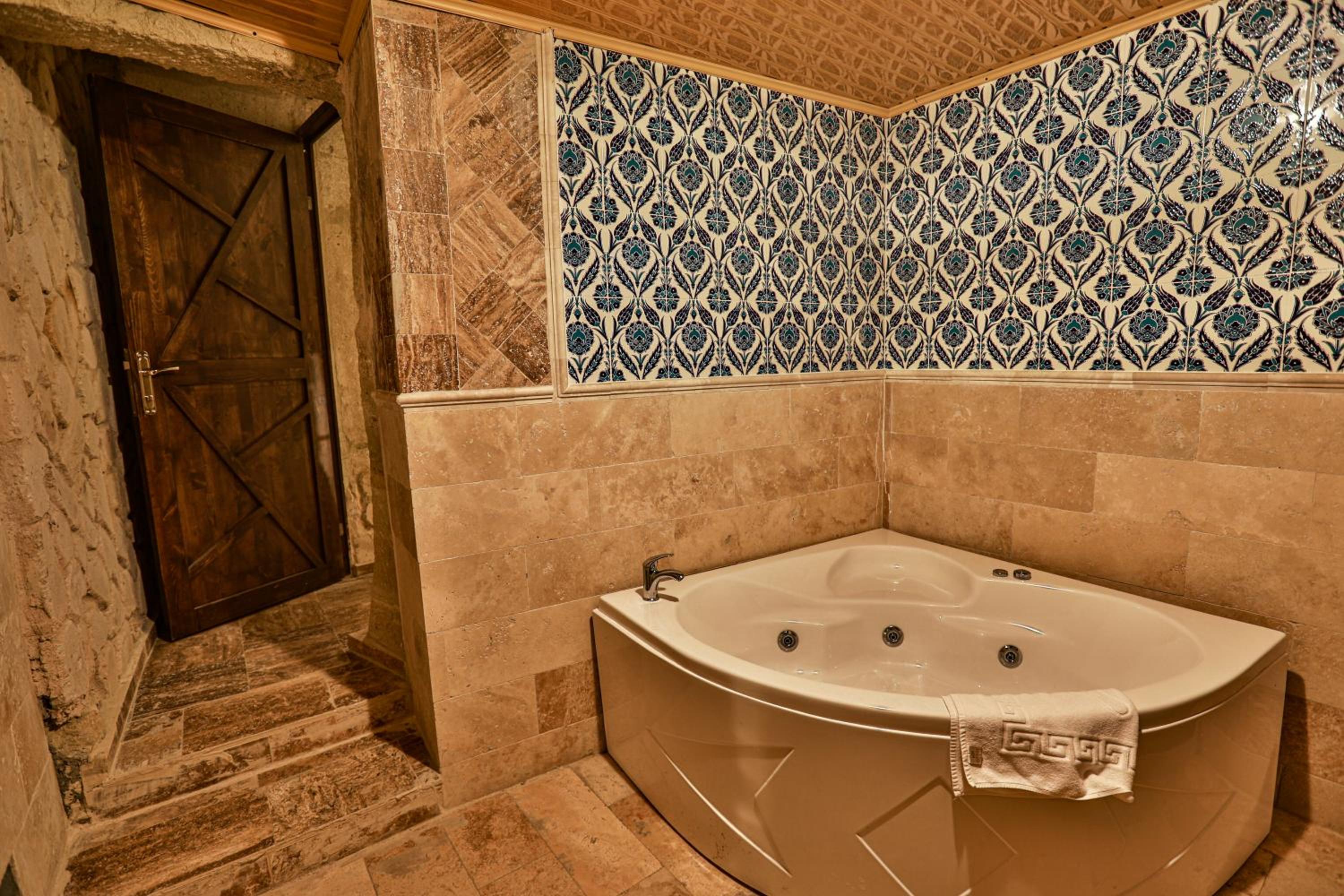 King Room with Spa Bath - Photo 24