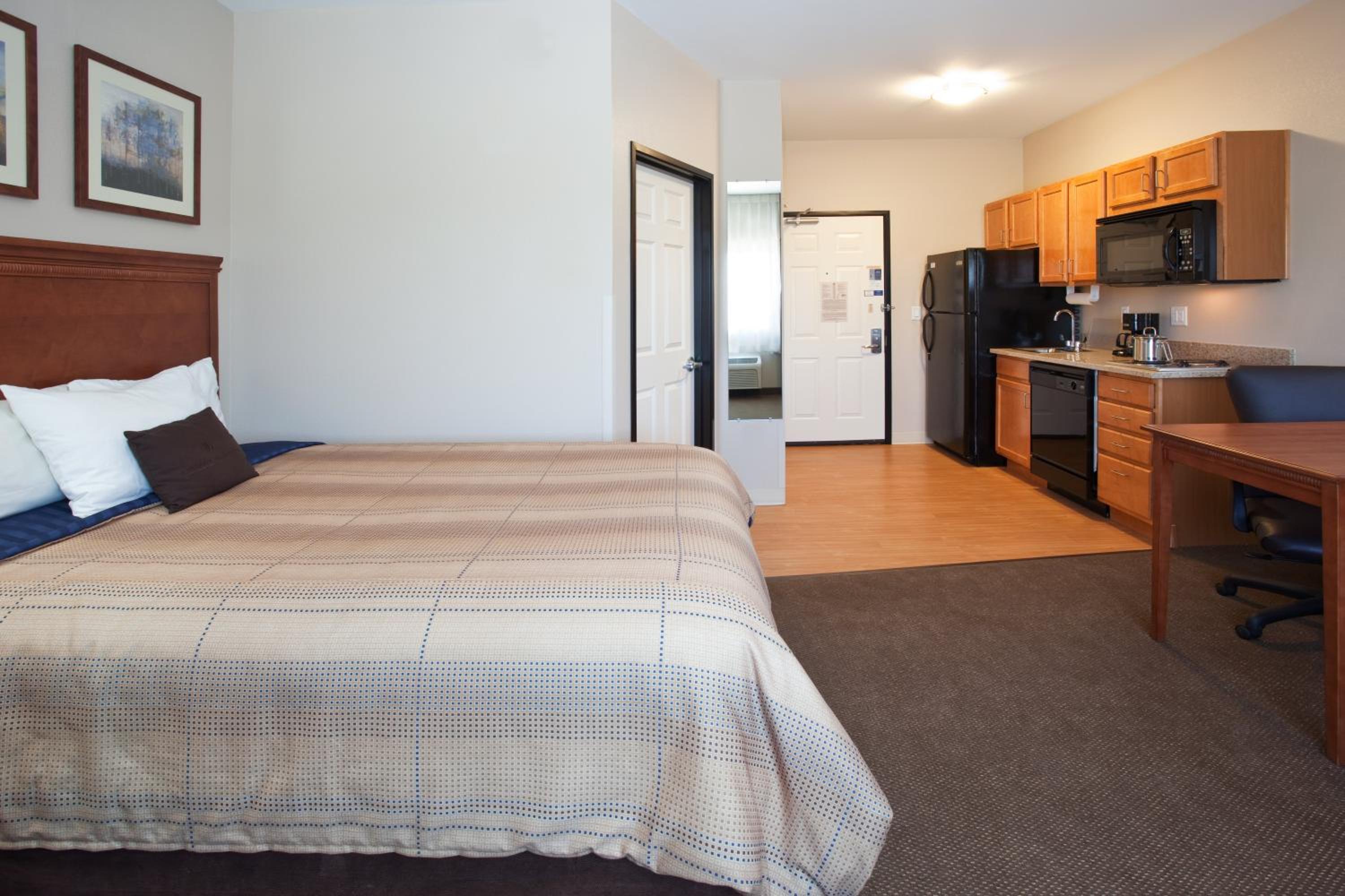 Queen Studio Suite - Mobility Access Tub/Non-Smoking - Photo 6