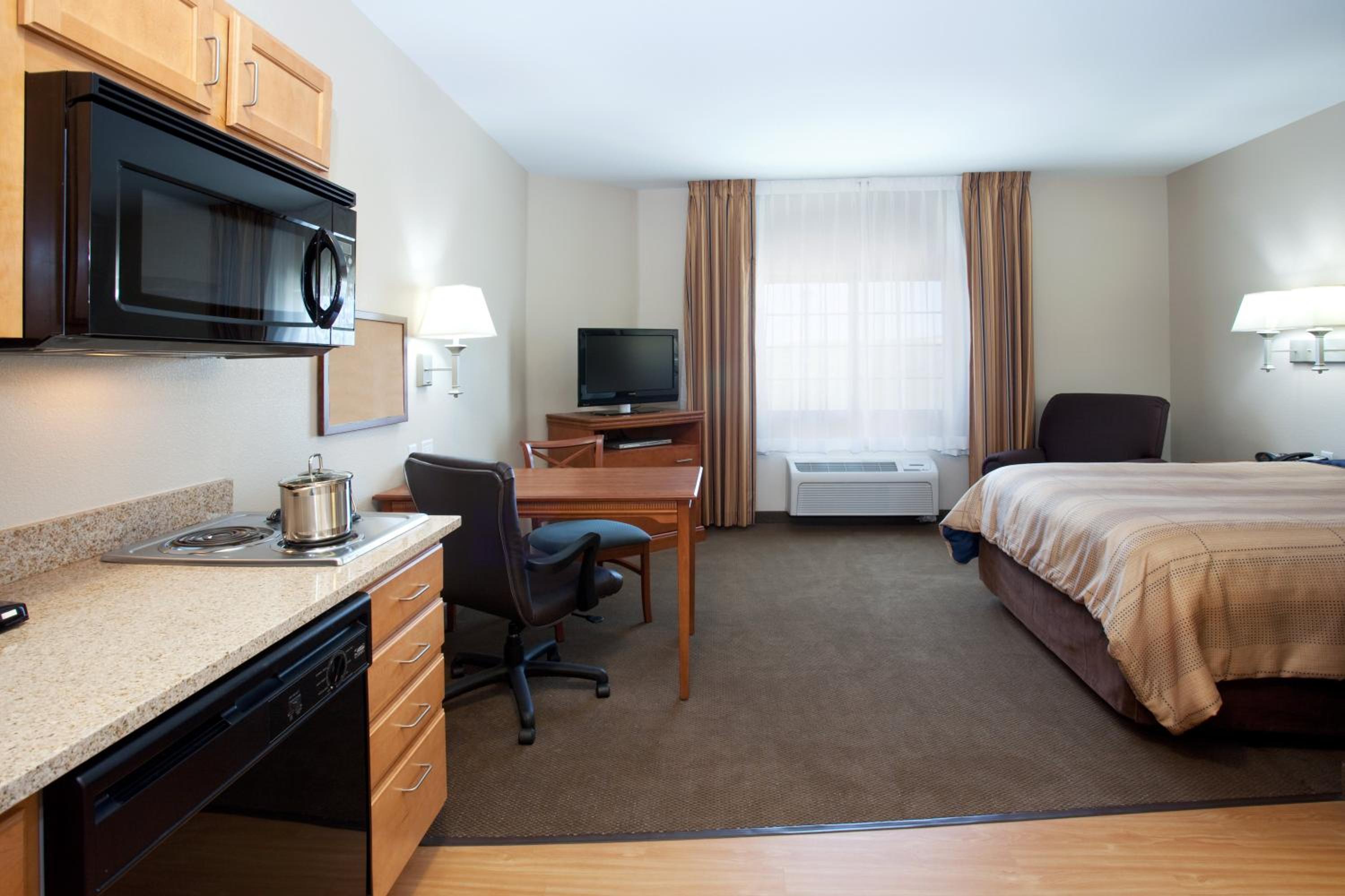 Queen Studio Suite - Mobility Access Tub/Non-Smoking - Photo 3