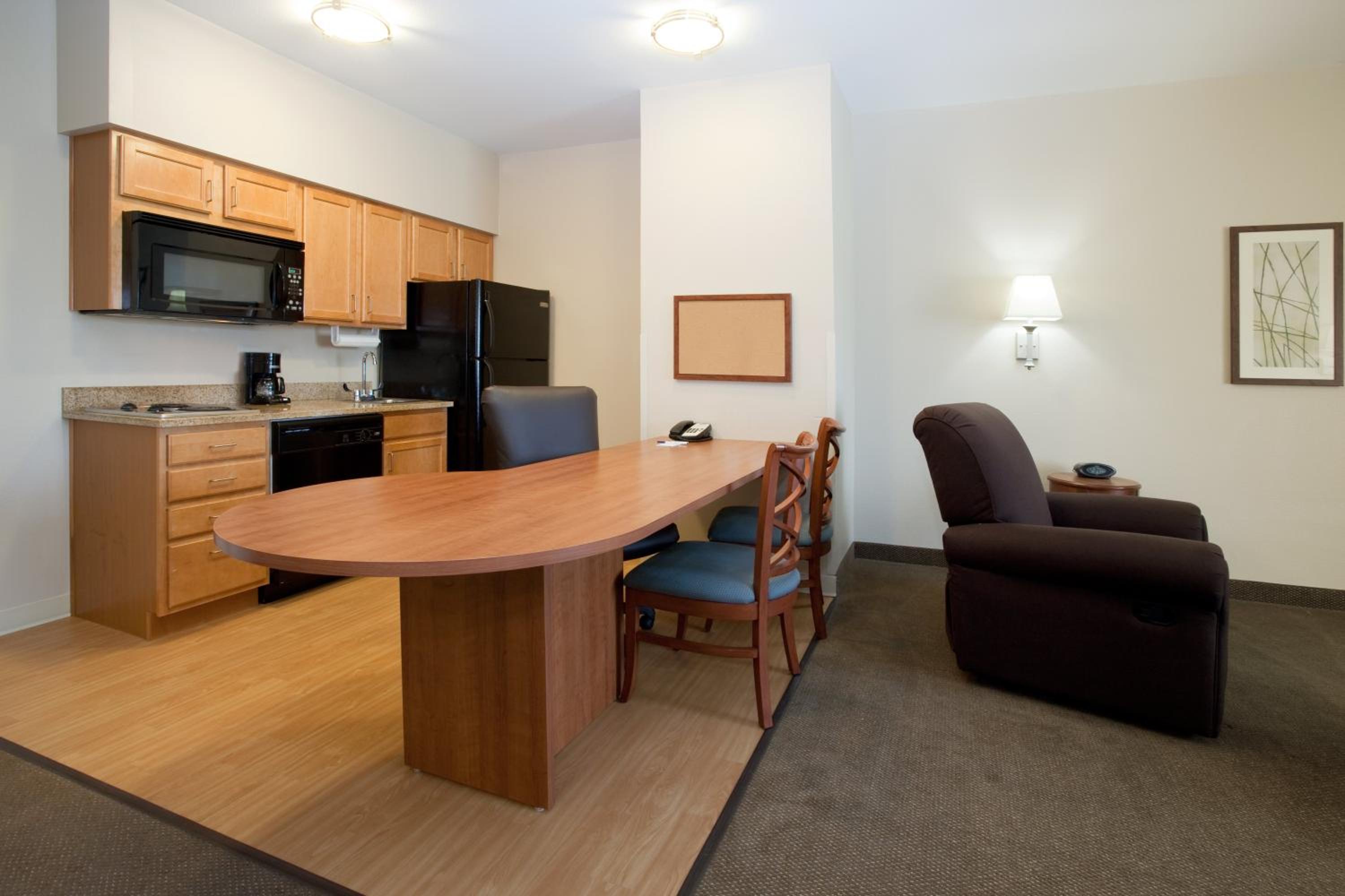 Queen Suite - Non-Smoking - Photo 5