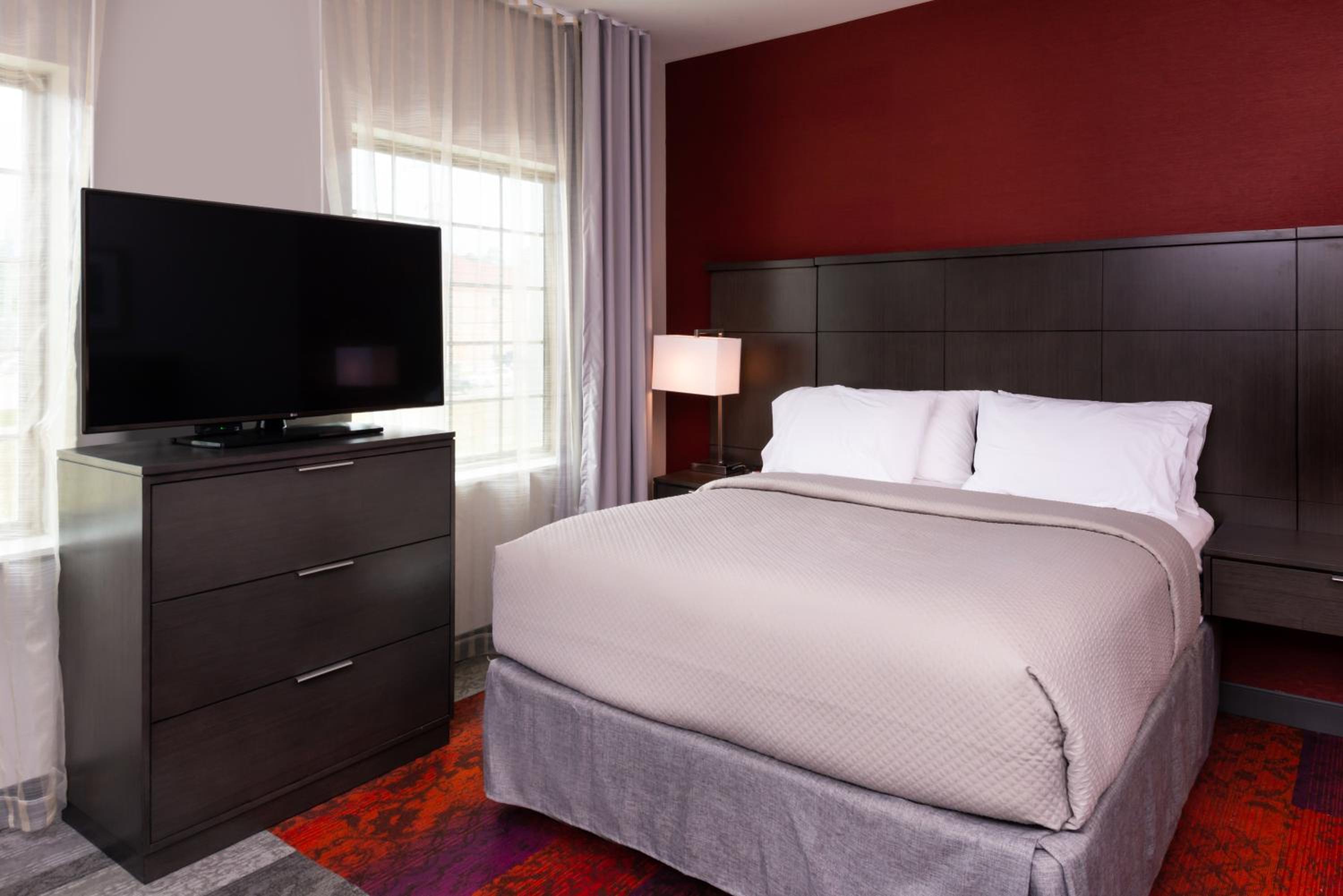 Queen Studio Suite with Tub - Communications/Mobility Accessible