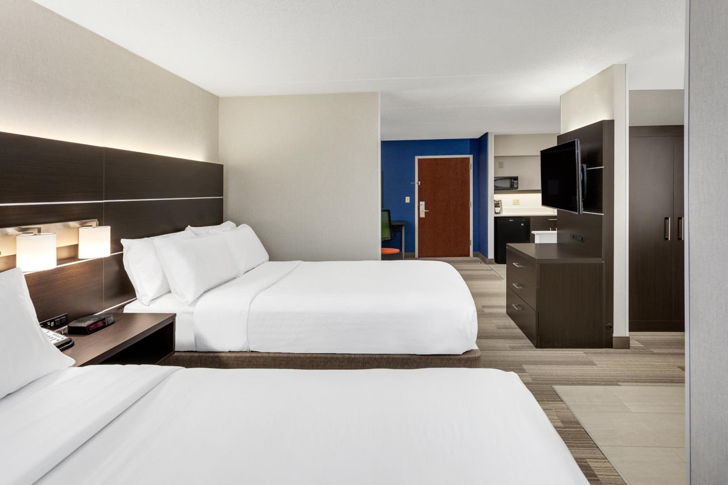 Queen Suite with Sofa Bed - Photo 4