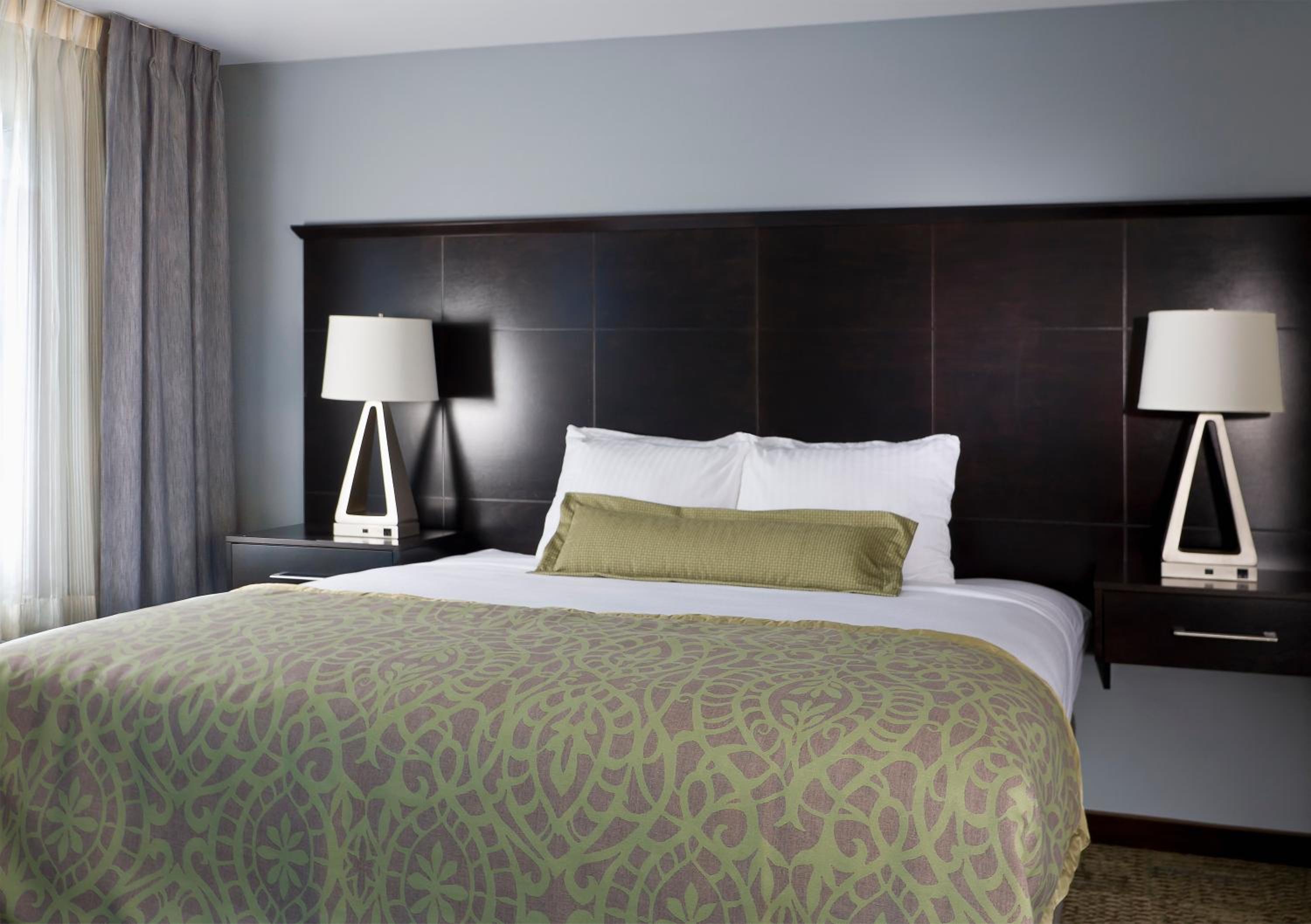 One-Bedroom Queen Suite - Hearing Accessible - Non-Smoking photo 2