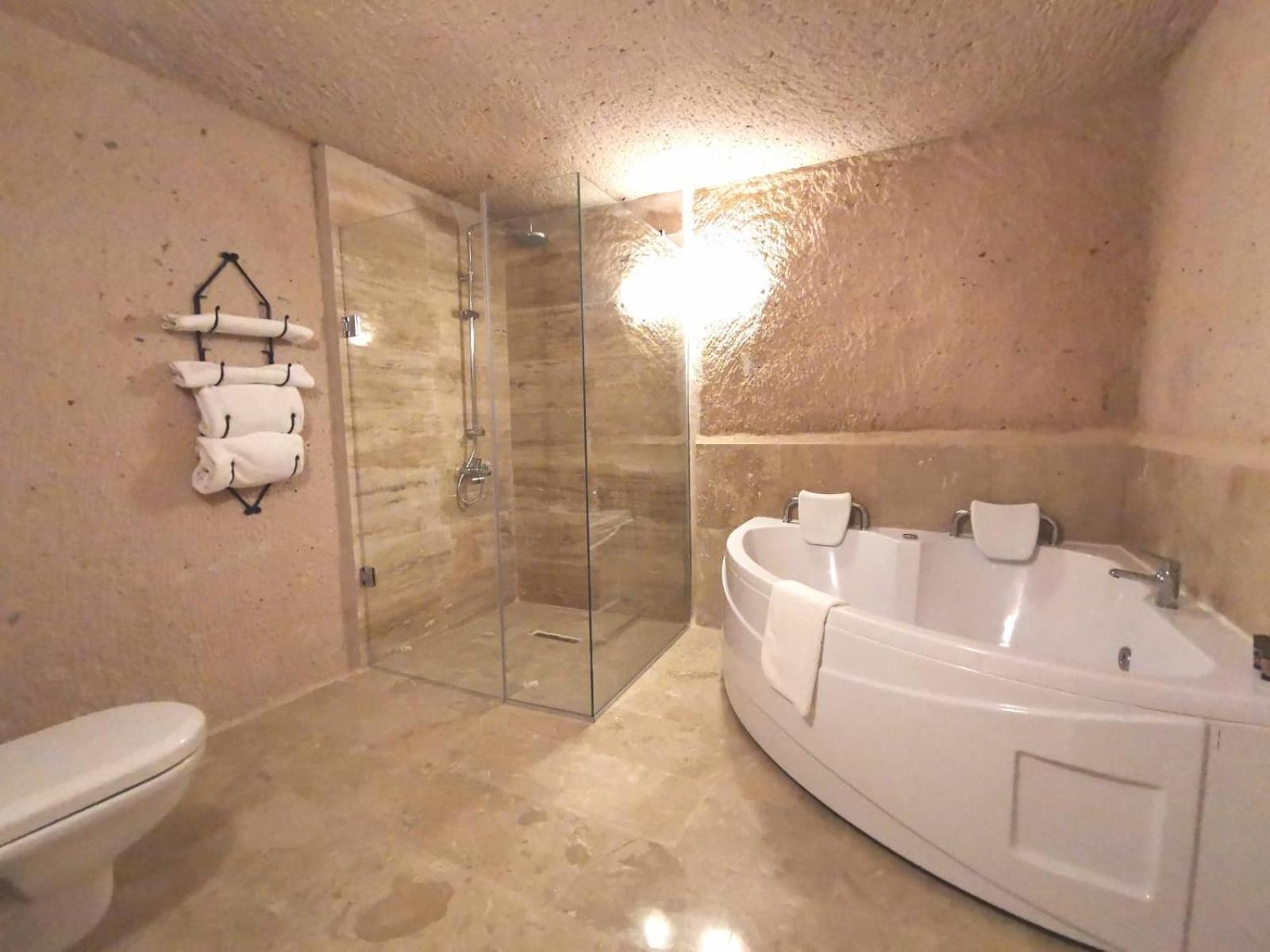 King Suite with Spa Bath photo 2