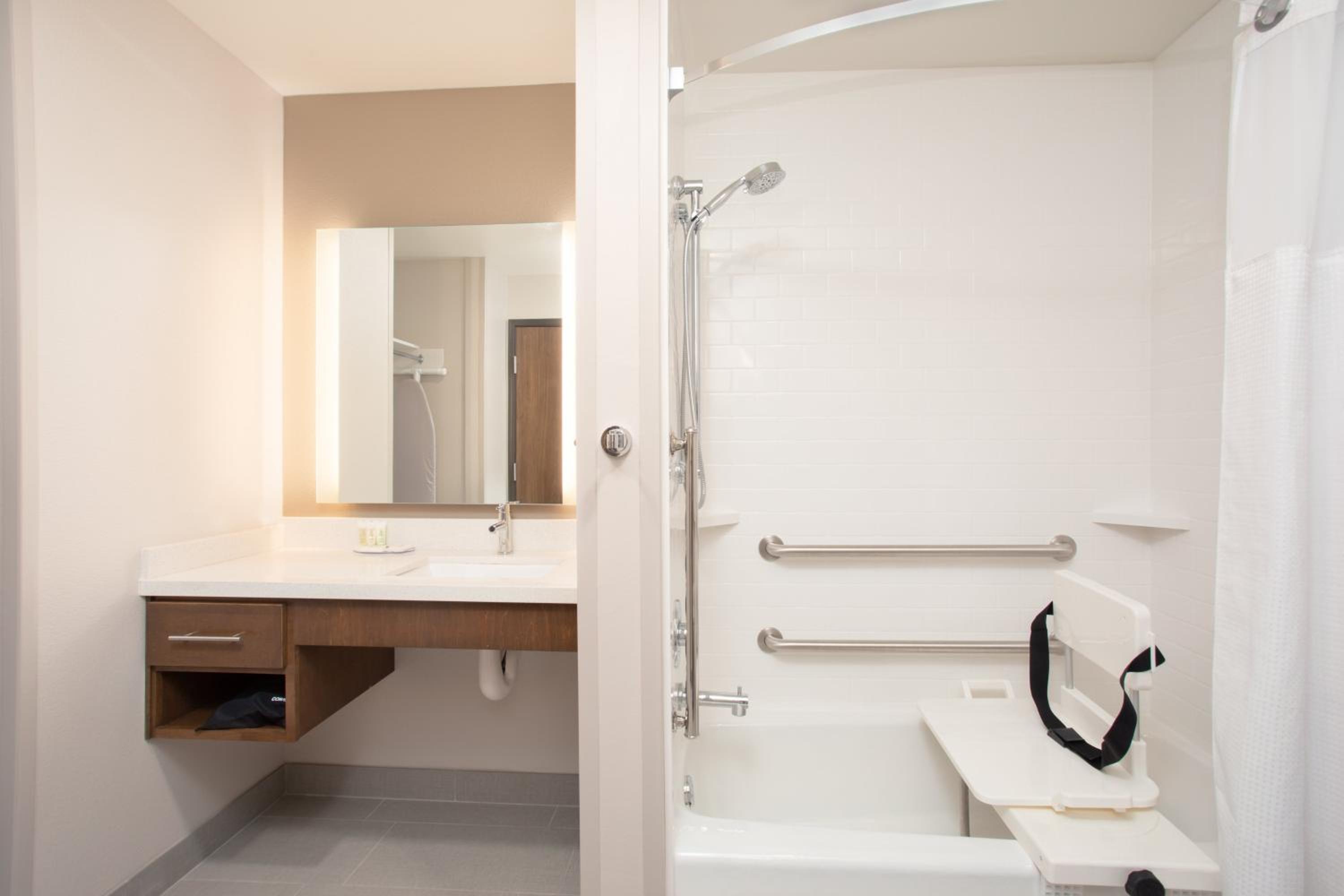 Queen Studio Suite with Two Queen Beds - Mobility Access Tub/Non-Smoking photo 1