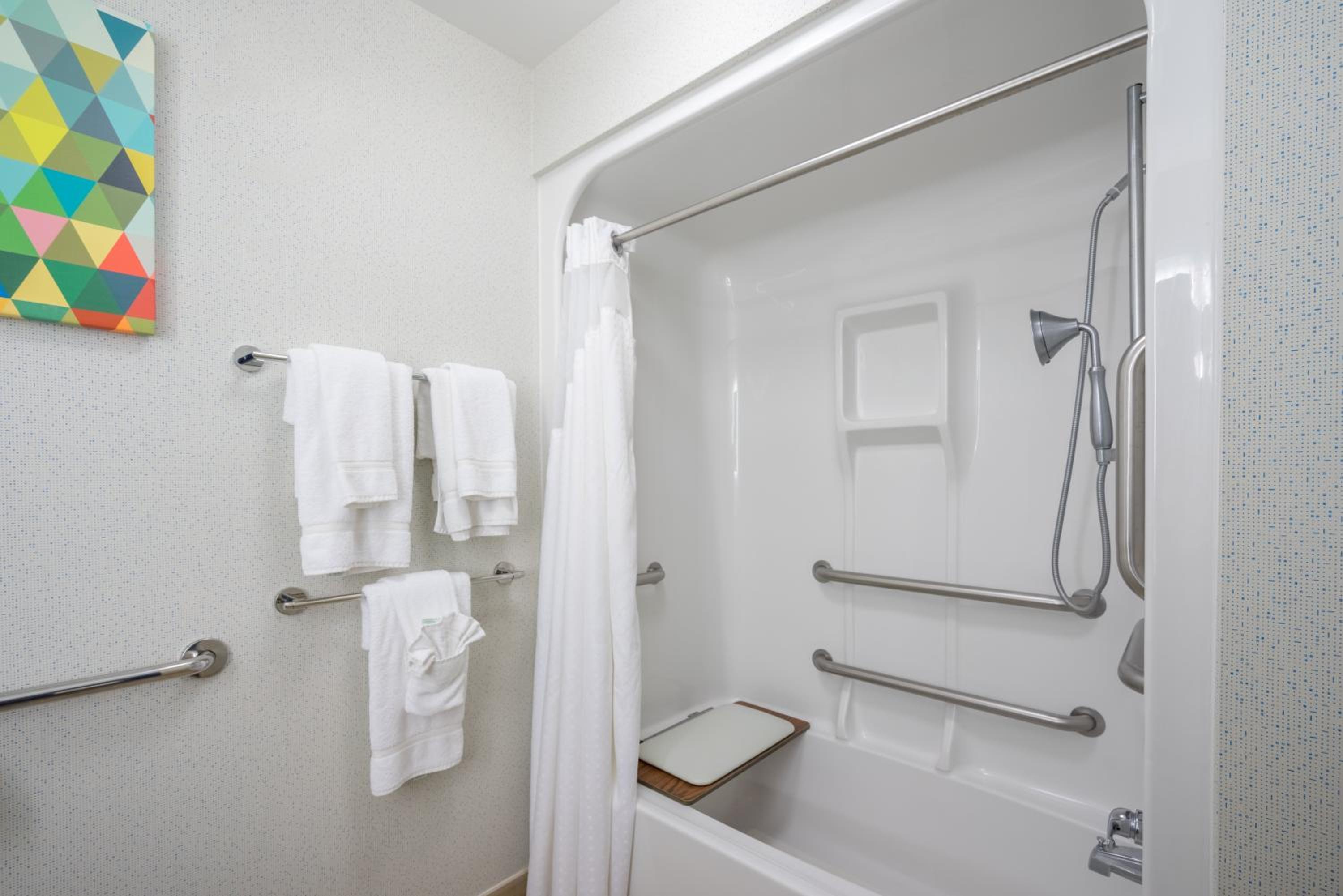 Standard Queen Room with Accessible Tub - Photo 2