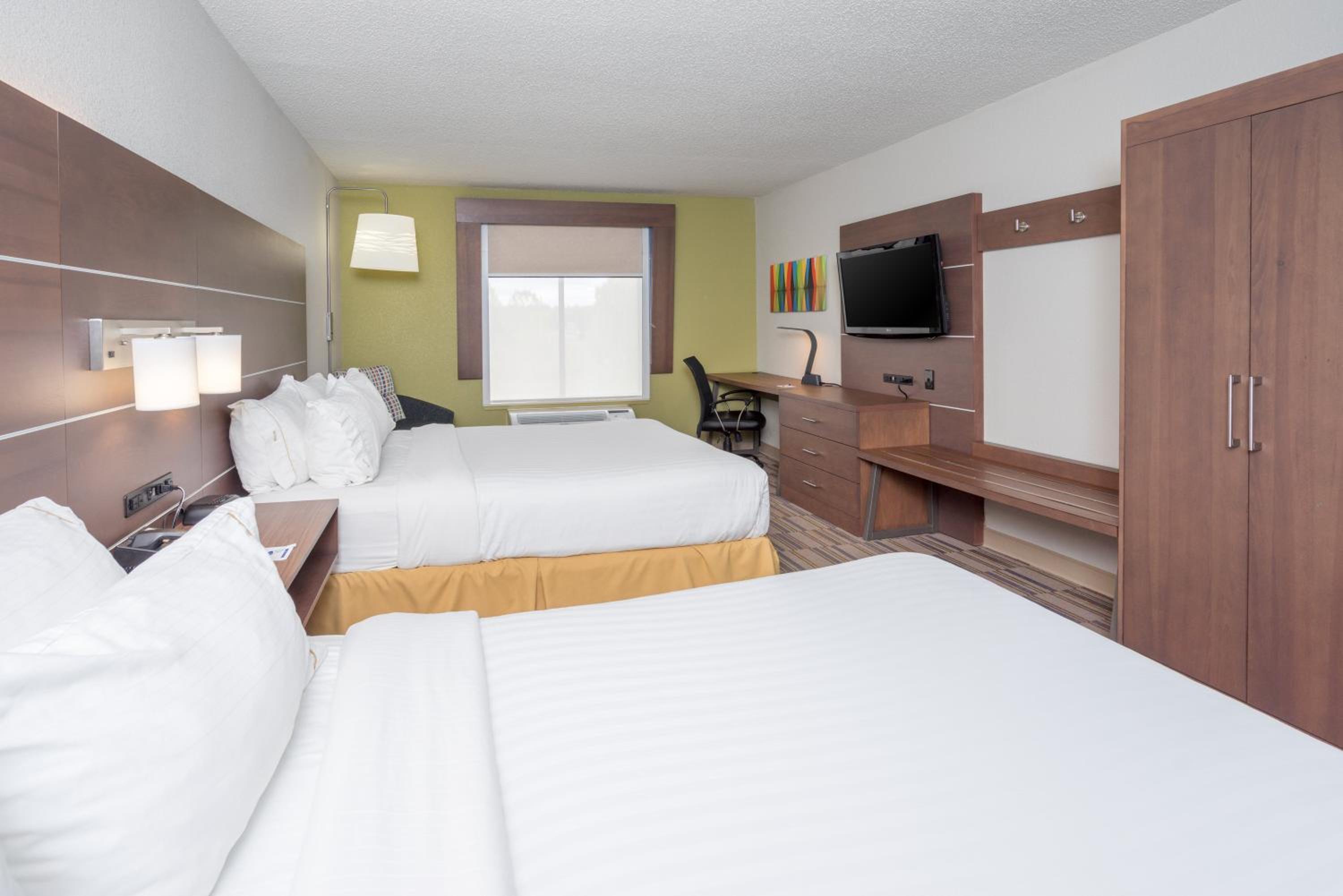 Standard Room with Two Queen Beds - Photo 1