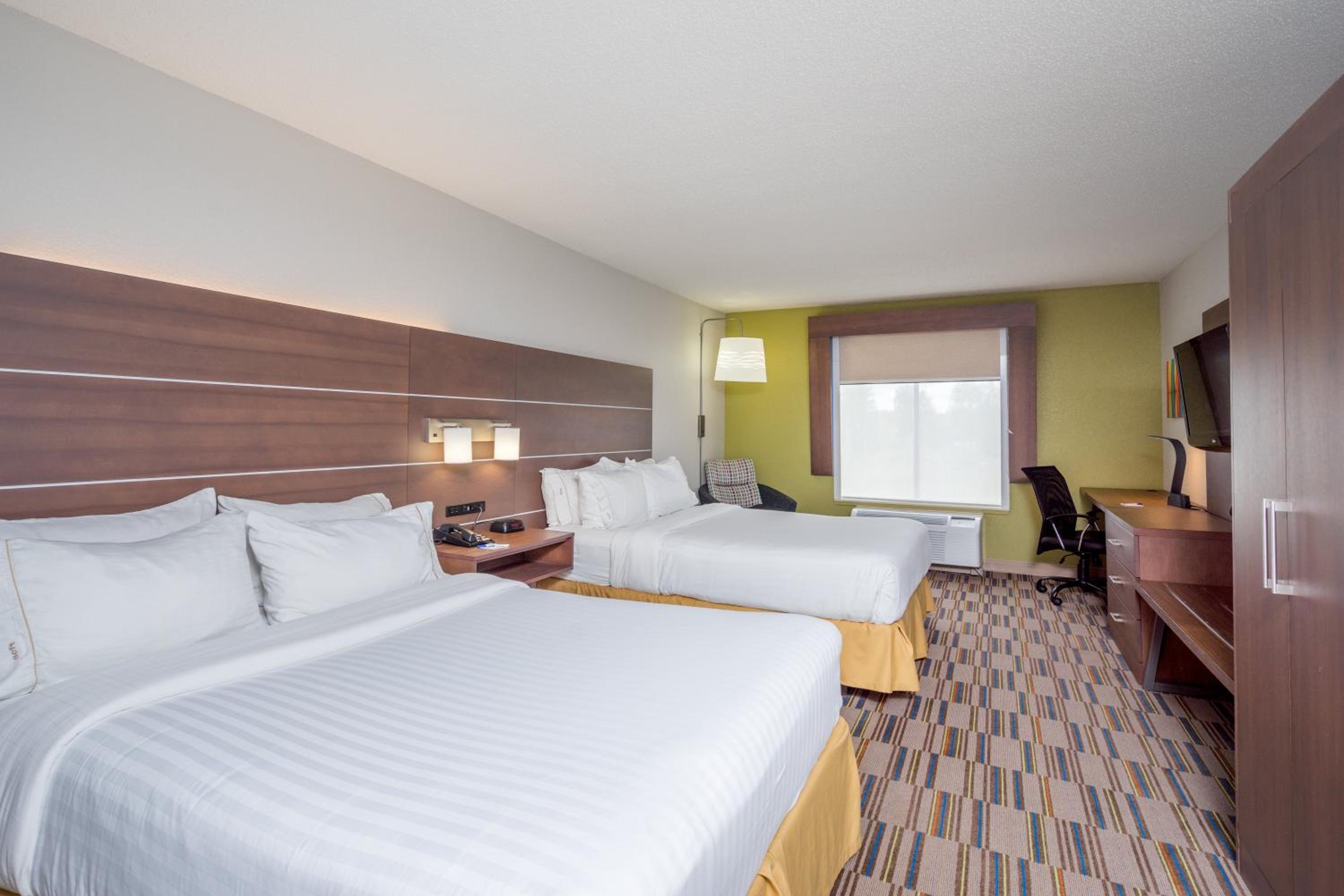 Standard Room with Two Queen Beds - Photo 2
