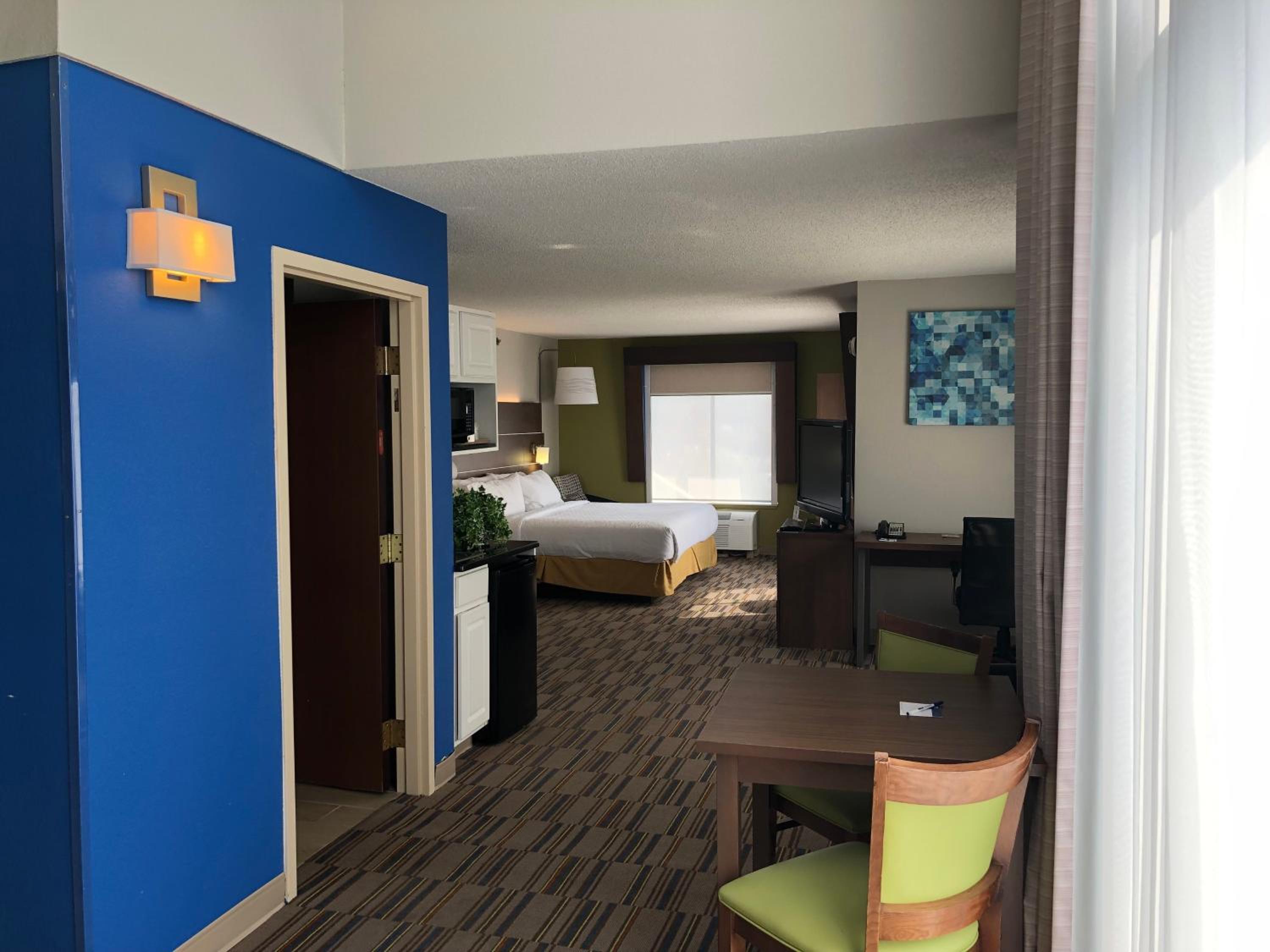 Standard King Room with Pool View - Photo 1