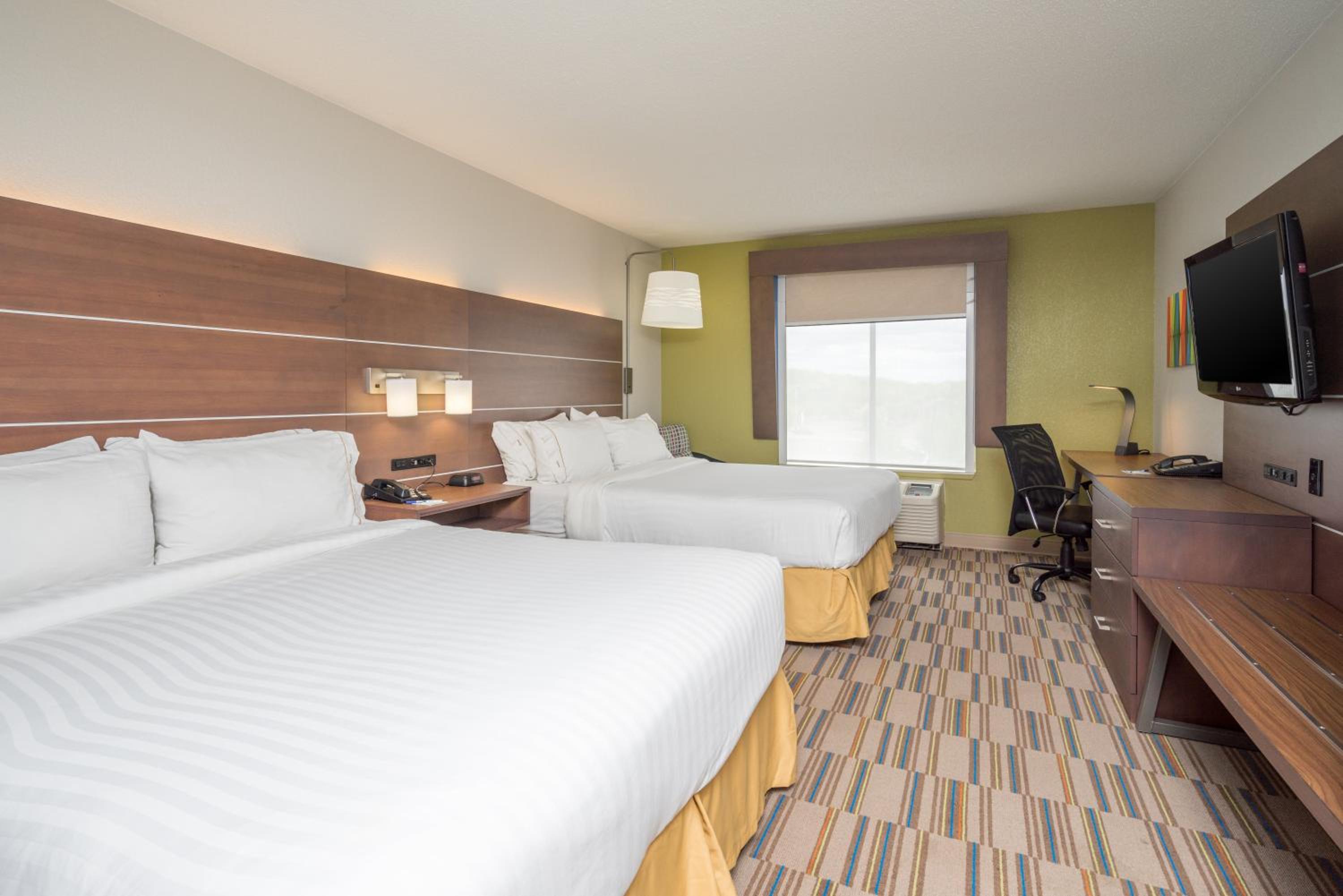 Standard Room with Two Queen Beds - Photo 3