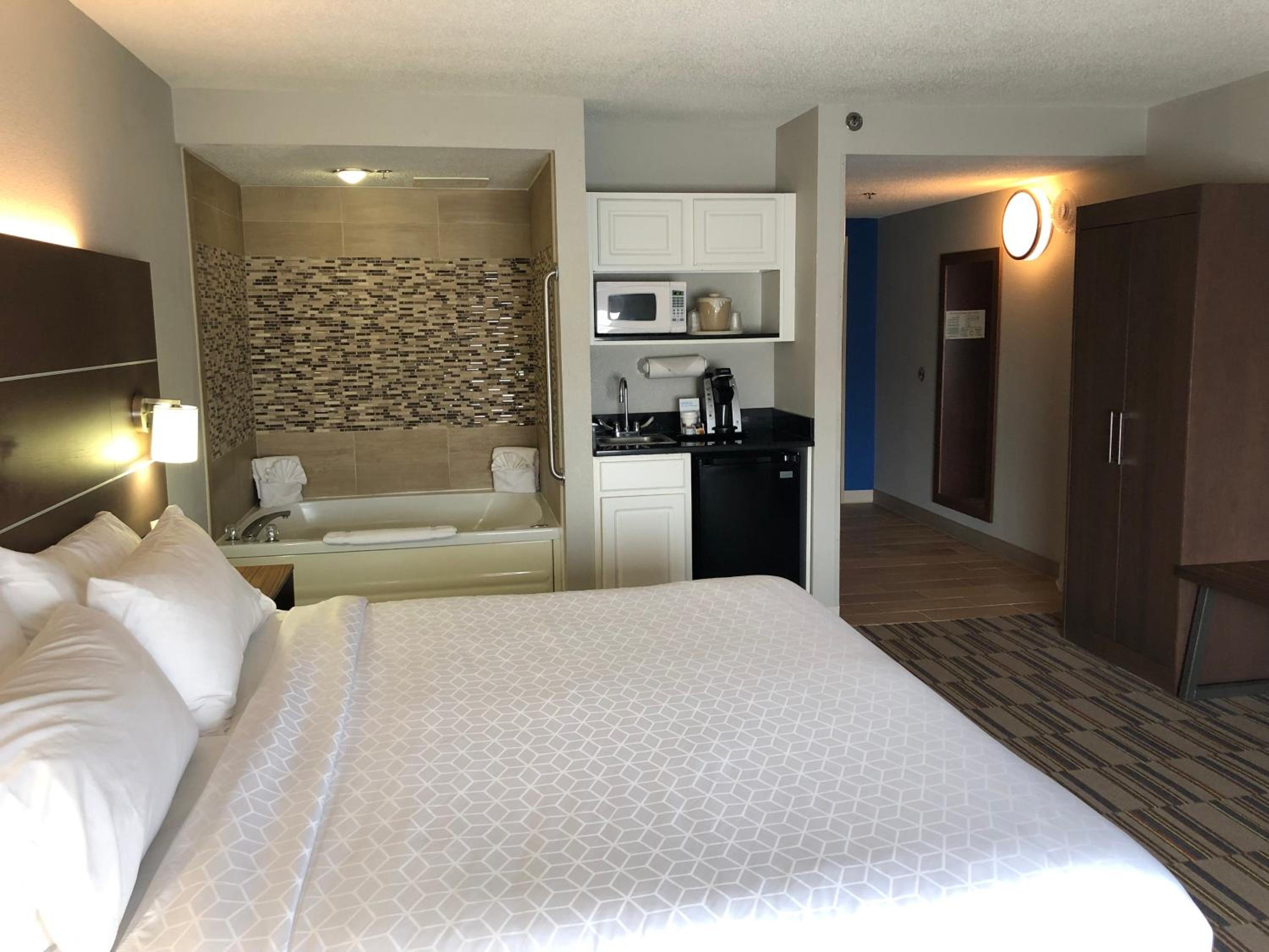 King Suite with Spa Bath - Photo 1