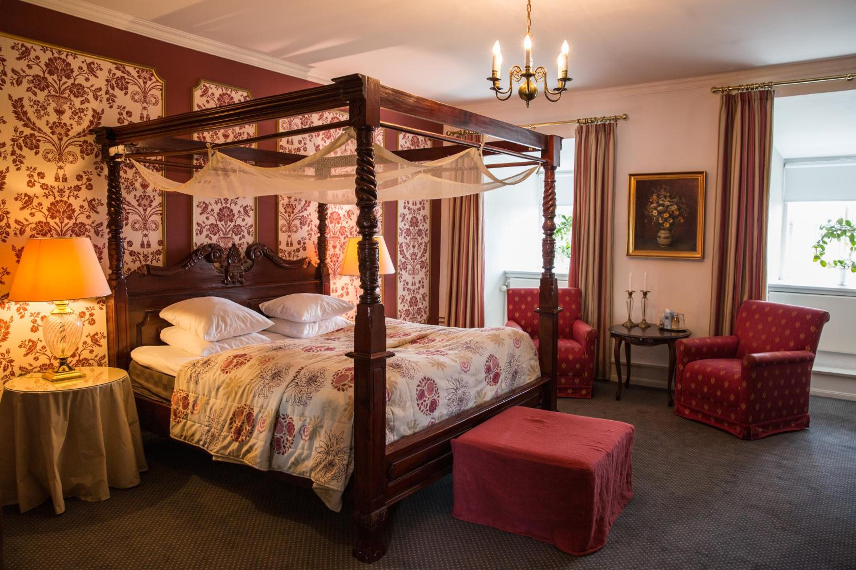 Large castle room with bathtub photo 2