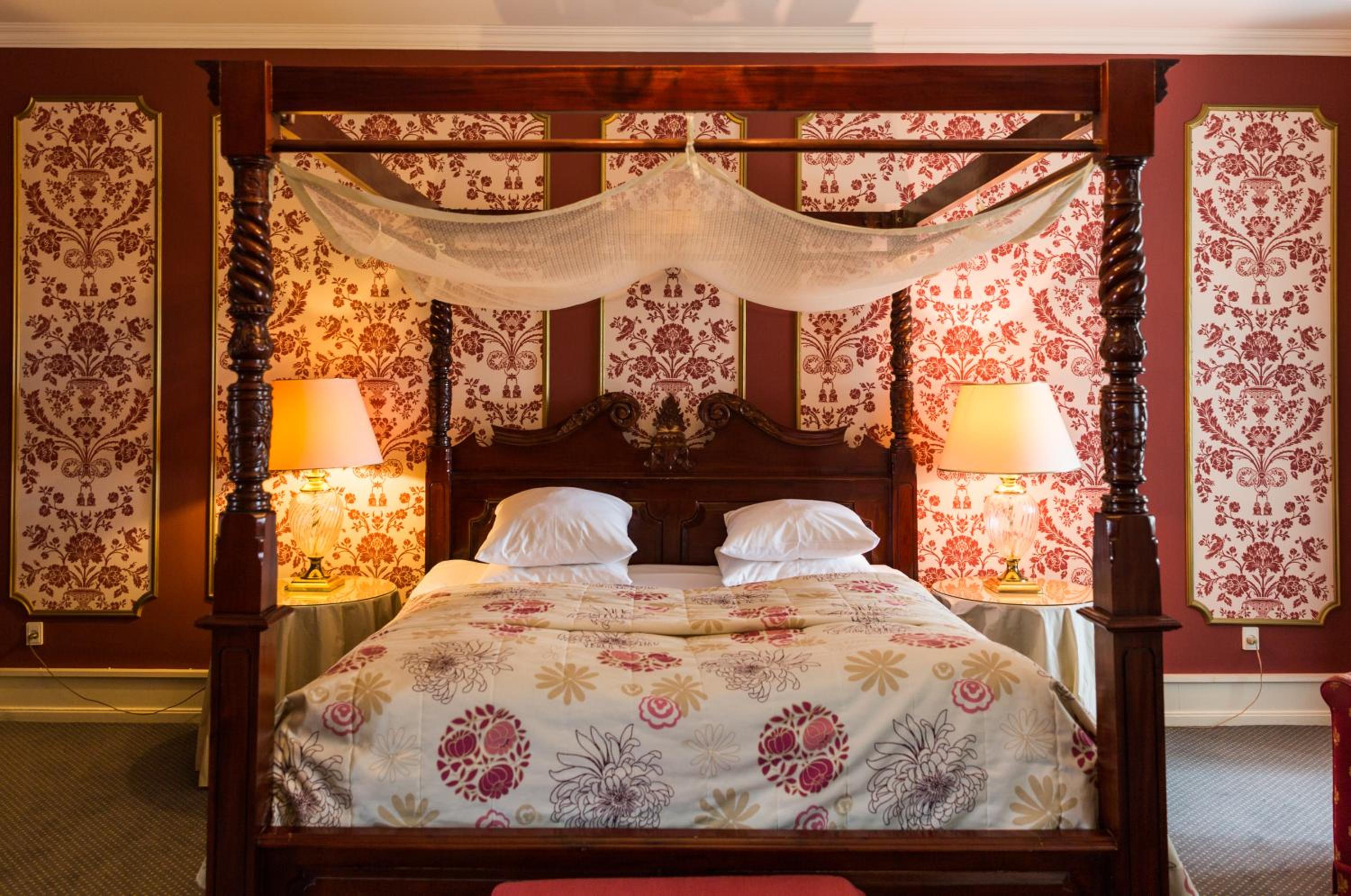 Large castle room with bathtub photo 3