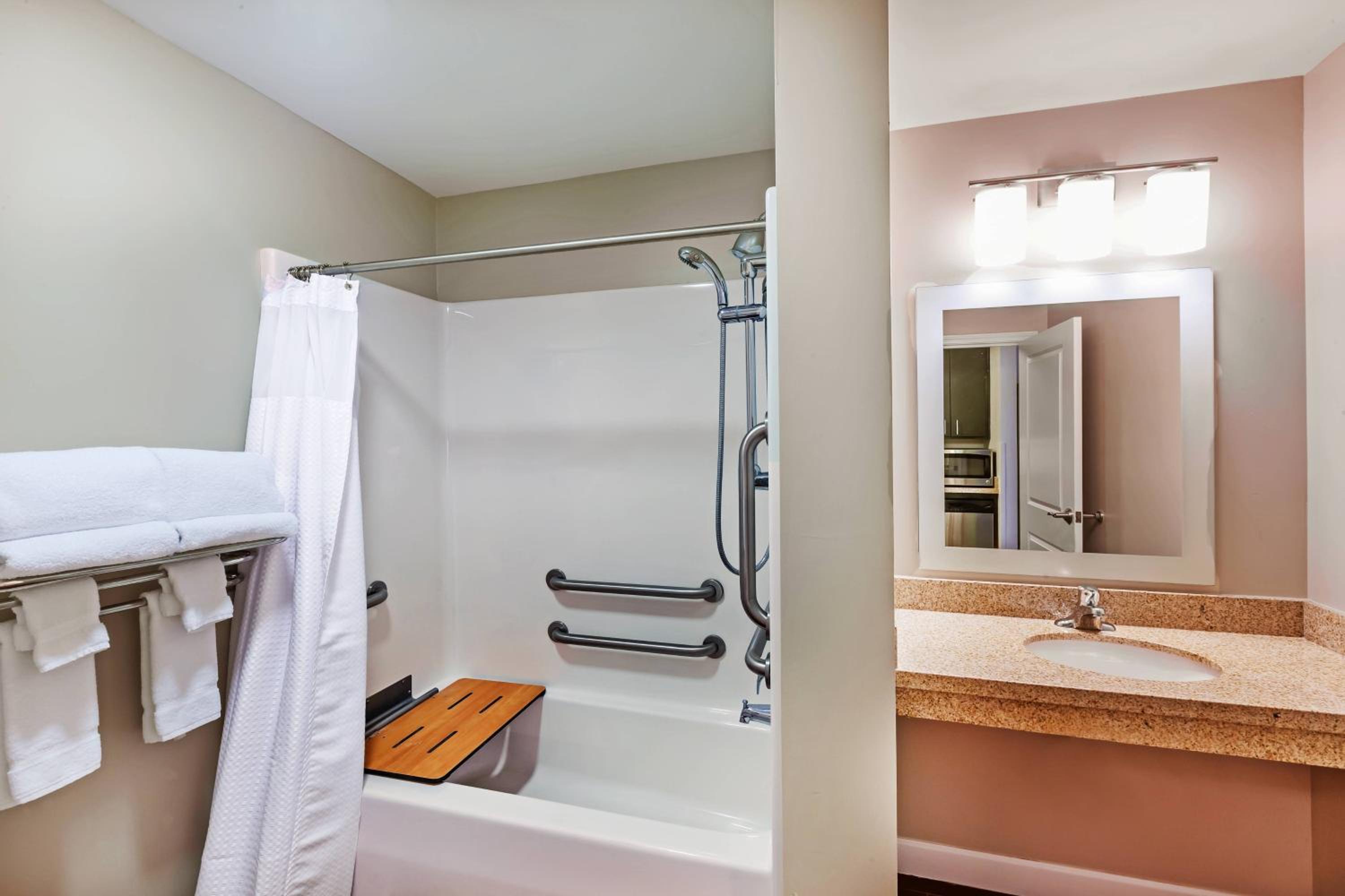 Queen Studio - Mobility and Hearing Accessible with Tub