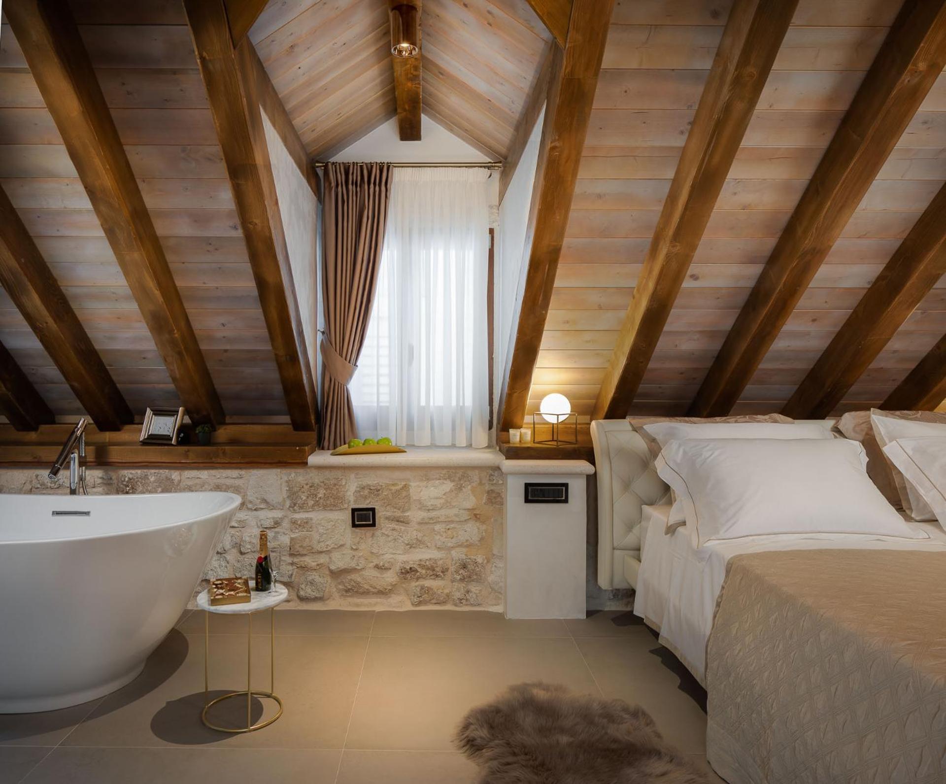 Deluxe Double Room - Photo 21