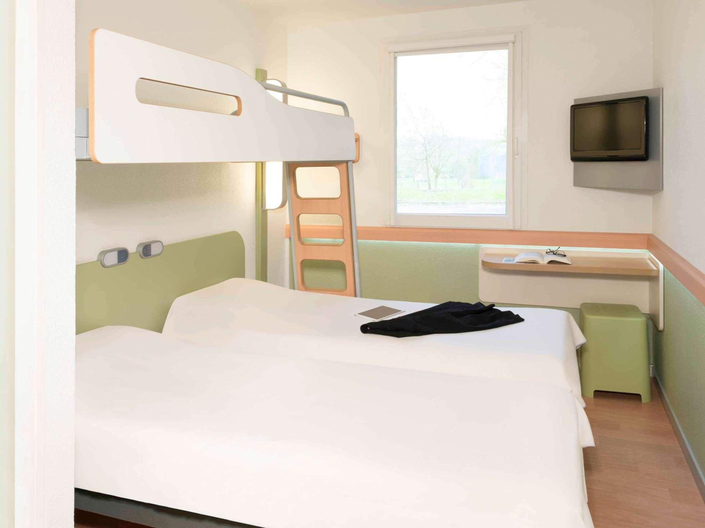 Triple Room with Three Single Beds photo 1