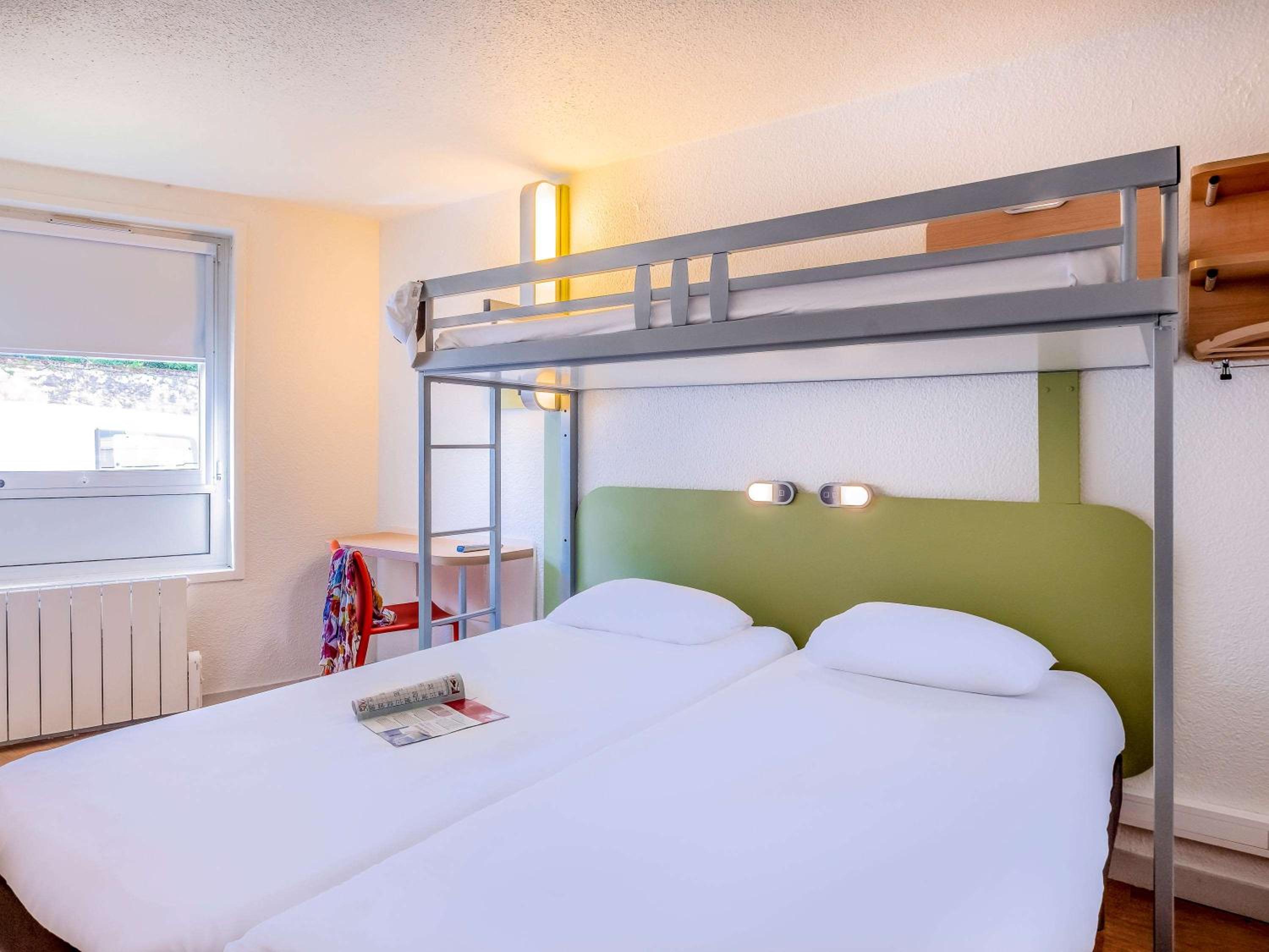 Triple Room with Three Single Beds photo 3