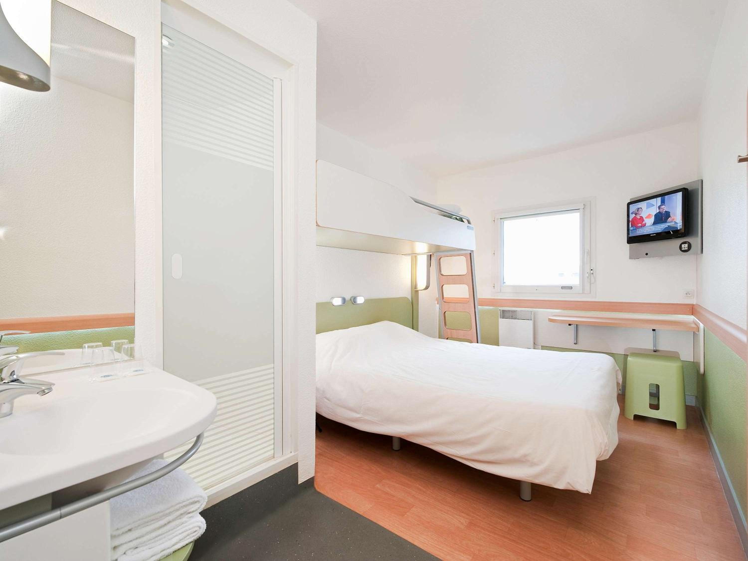 Triple Room with One Double Bed and One Bunk Bed - Photo 4