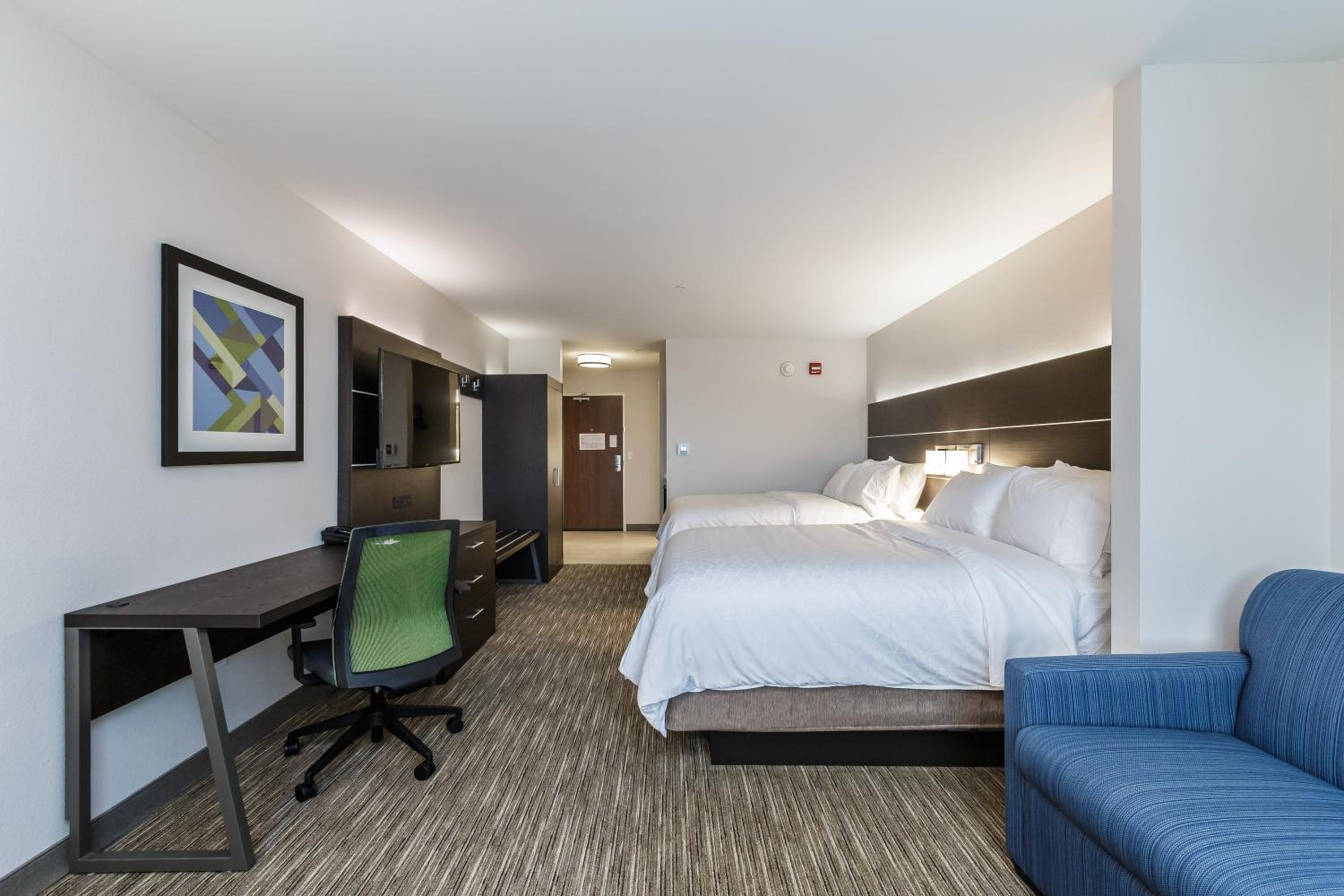 Queen Suite with Two Queen Beds photo 2