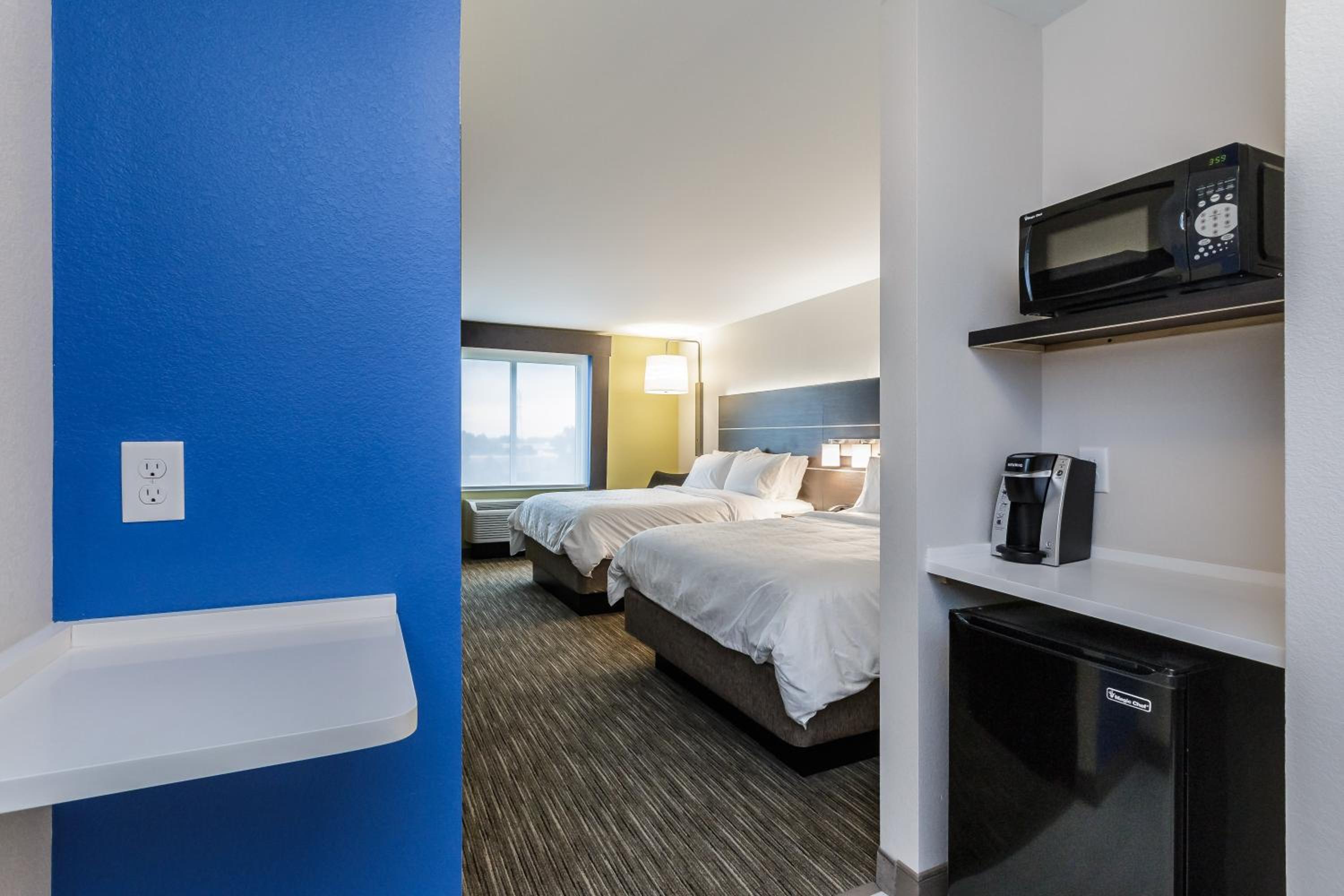 Standard Room with Two Queen Beds photo 1