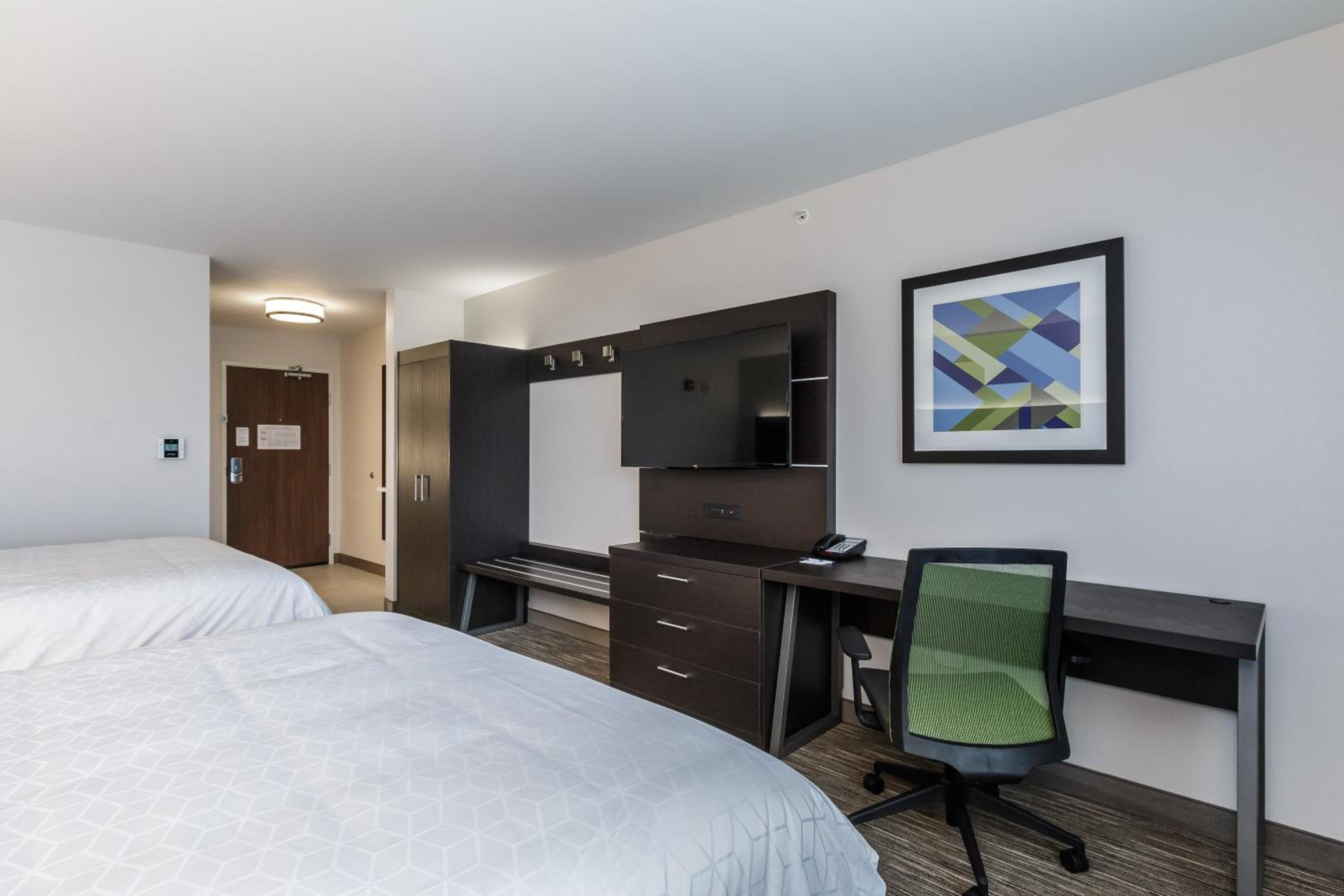 Standard Room with Two Queen Beds photo 2
