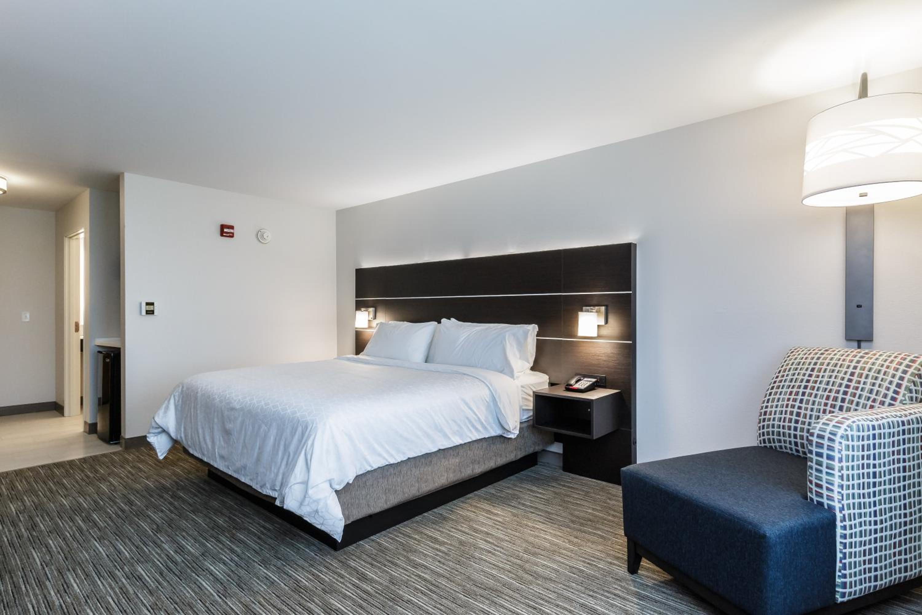 King Room with Roll in Shower - Hearing Accessible/Non-Smoking