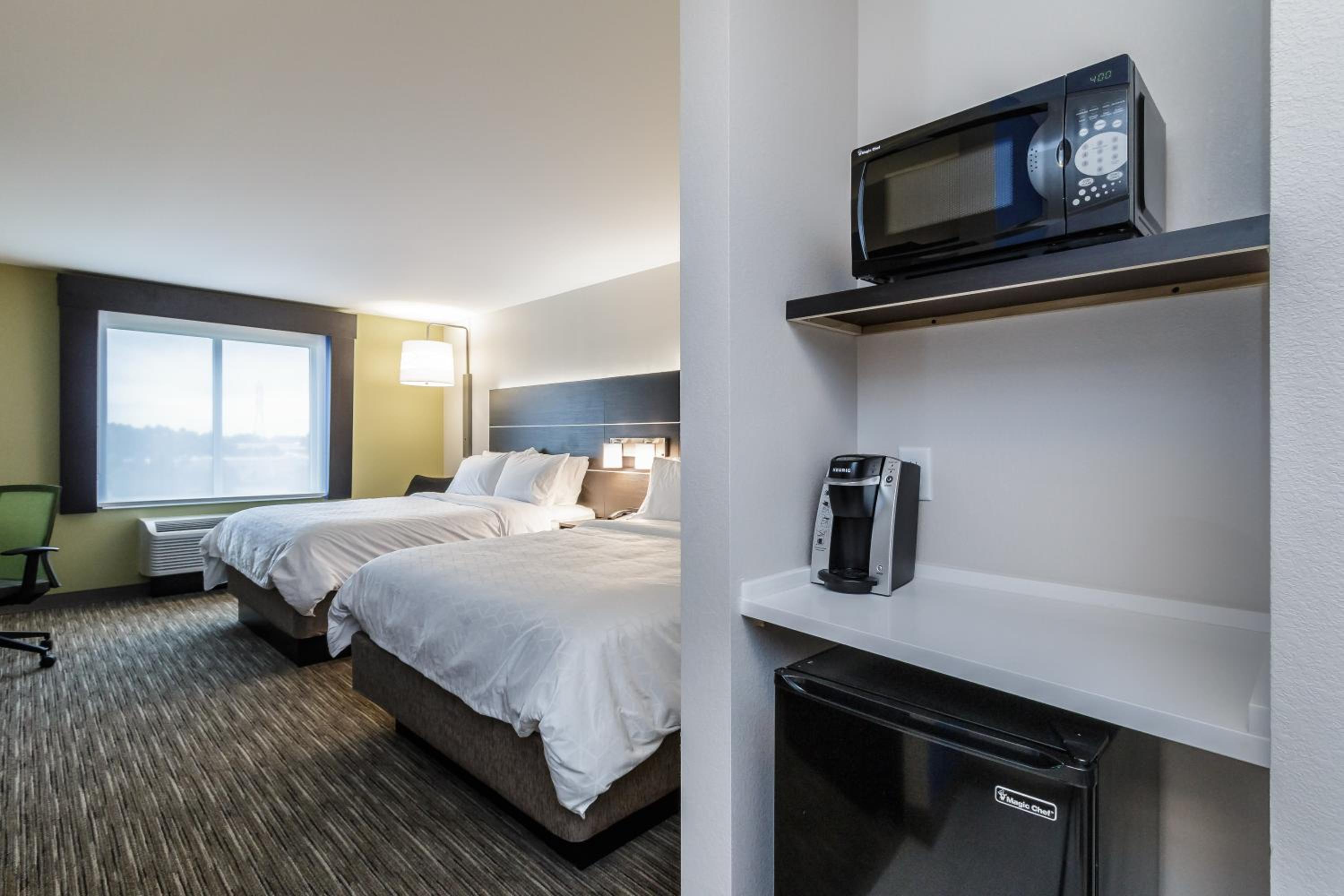 Standard Queen Room with Two Queen Beds and Mobility Accessible Tub photo 1