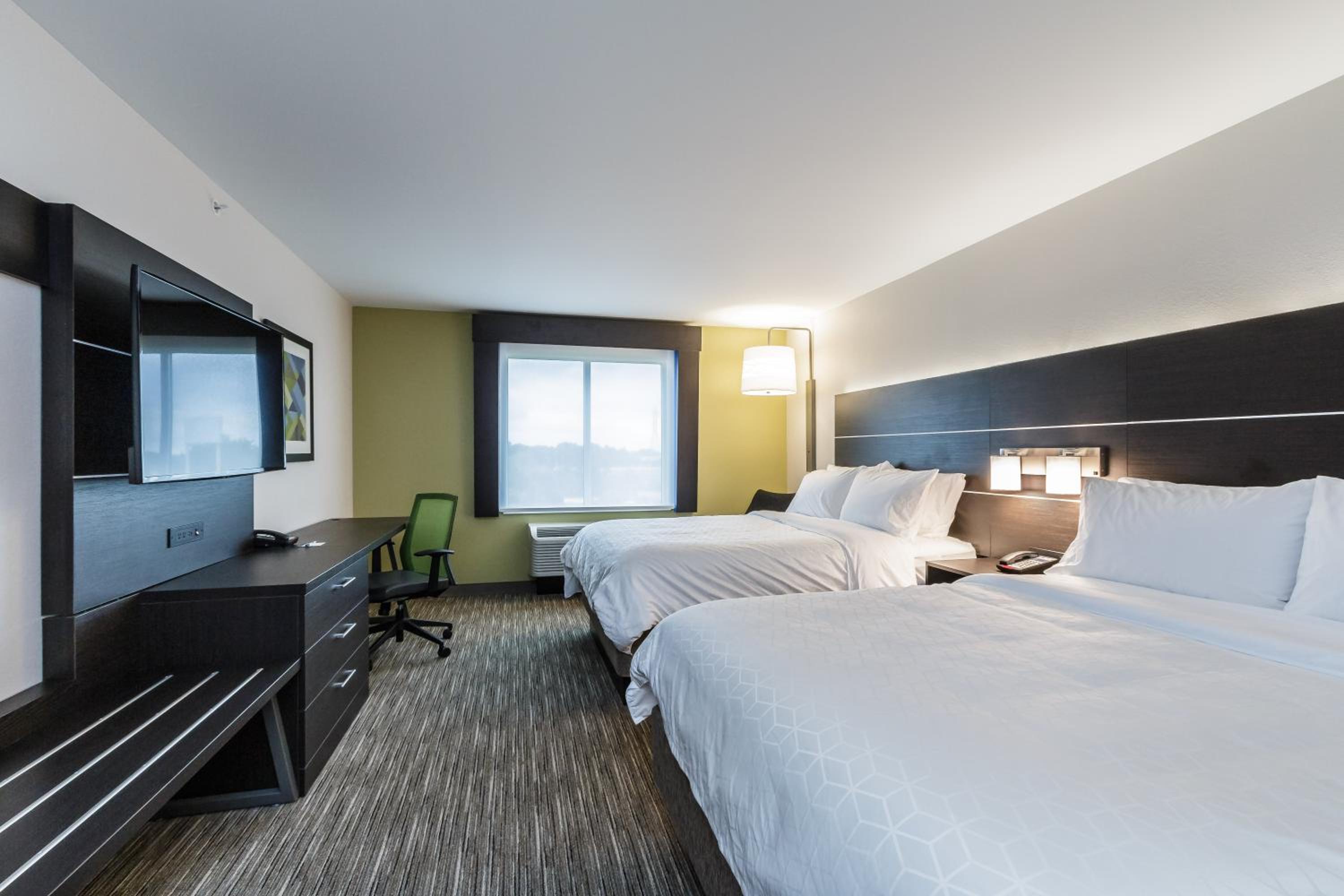 Standard Room with Two Queen Beds photo 3