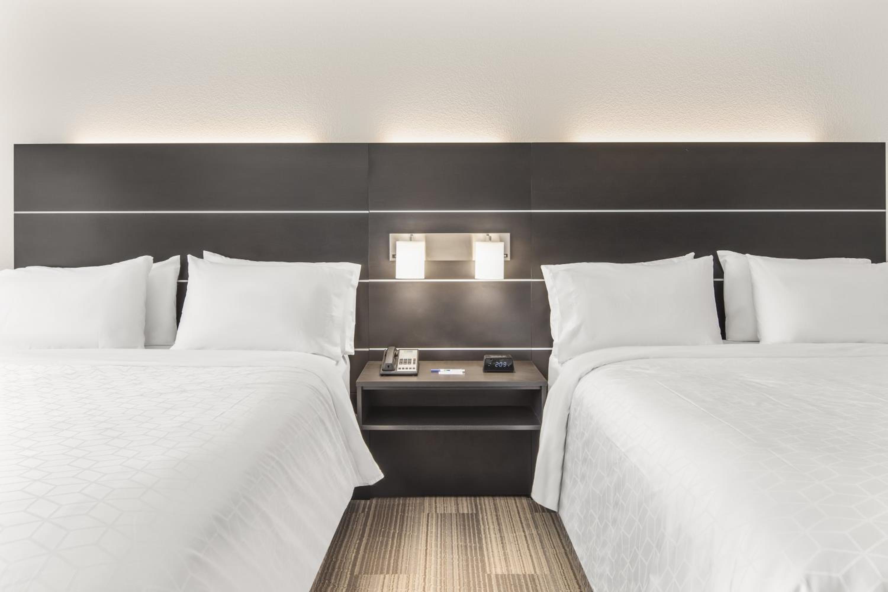 Standard Queen Room with Two Queen Beds - Photo 2