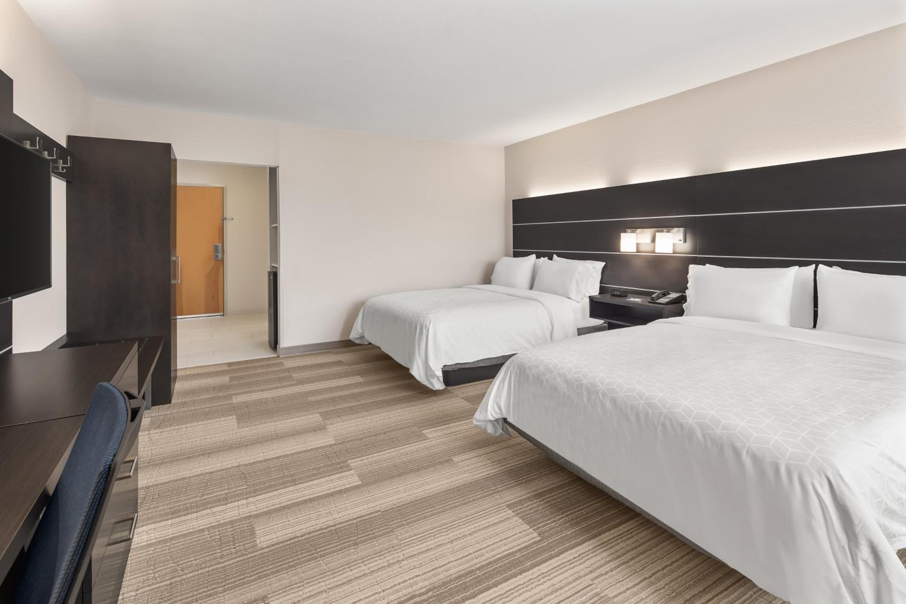 Standard Double Room with Two Double Beds and Mobility Accessible Roll-In Shower - Photo 2