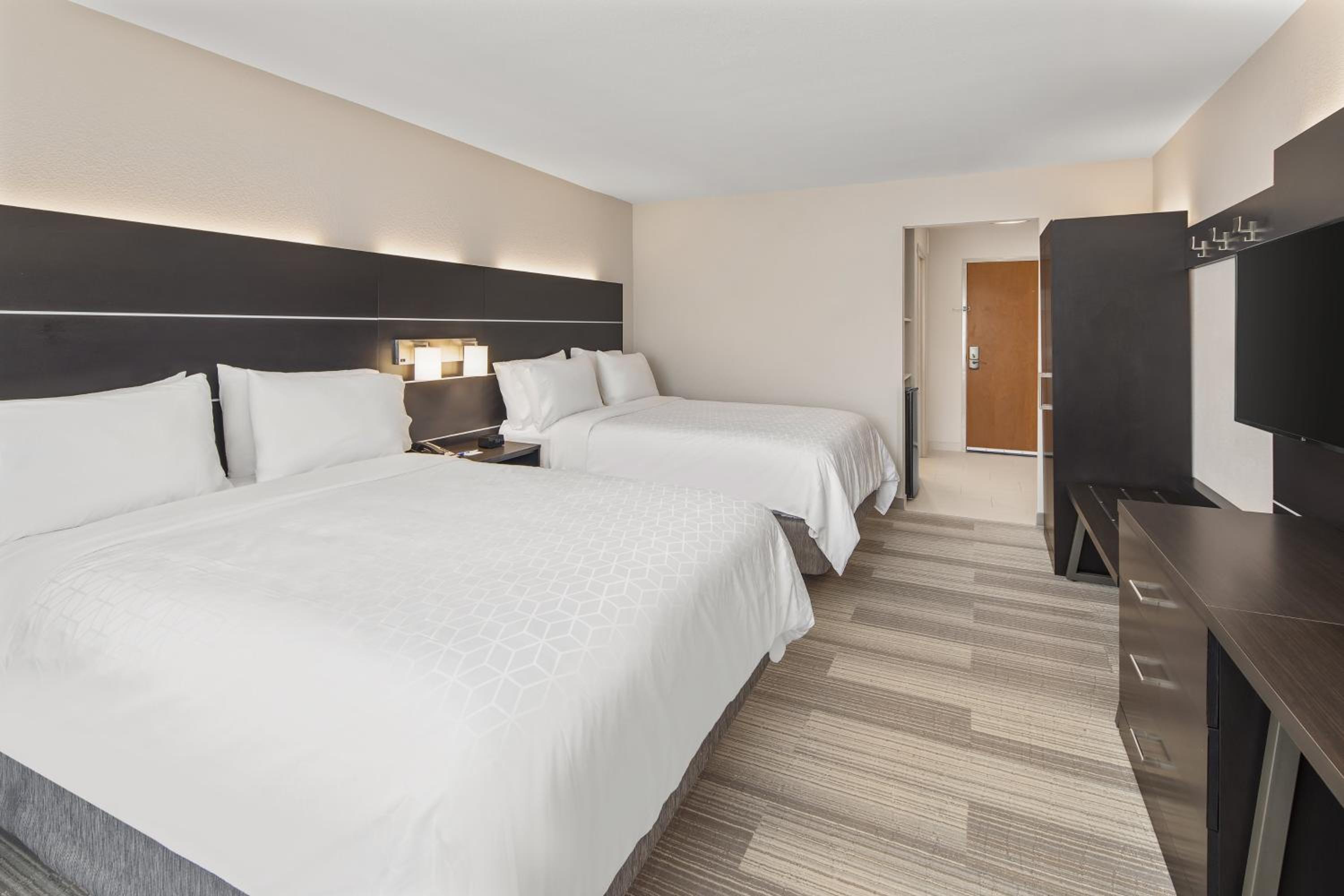 Standard Queen Room with Two Queen Beds - Photo 3