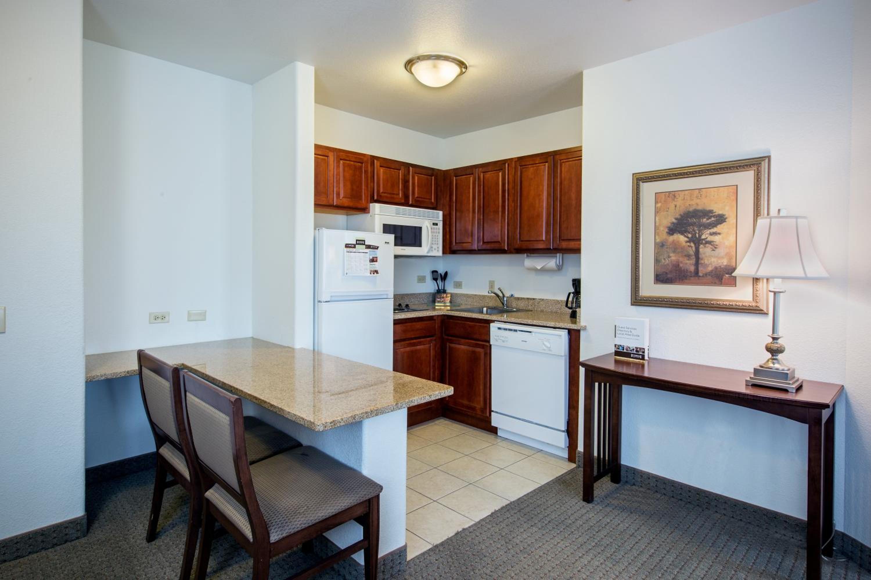 One-Bedroom Queen Suite - Photo 4