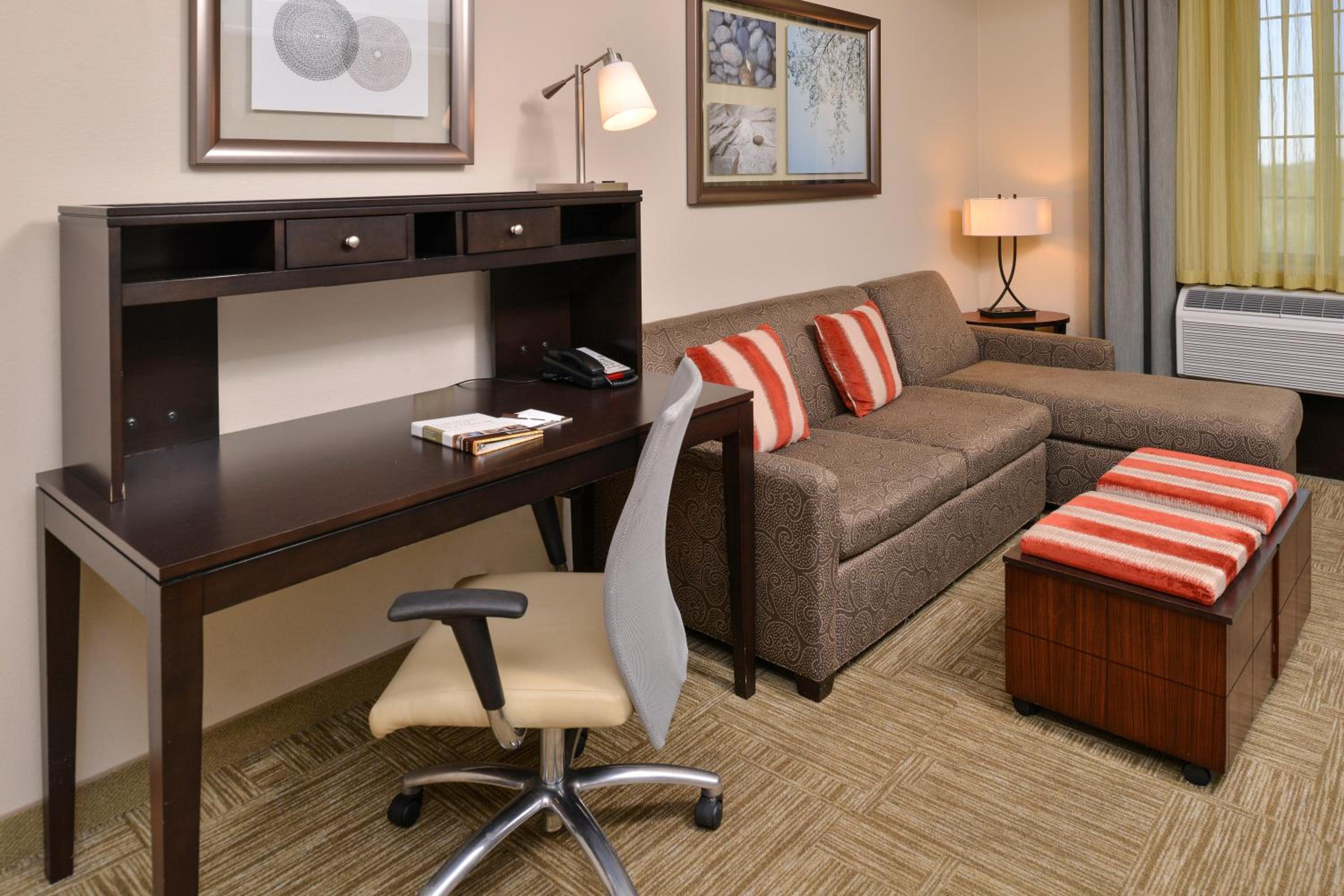 Queen Studio Suite - Photo 2