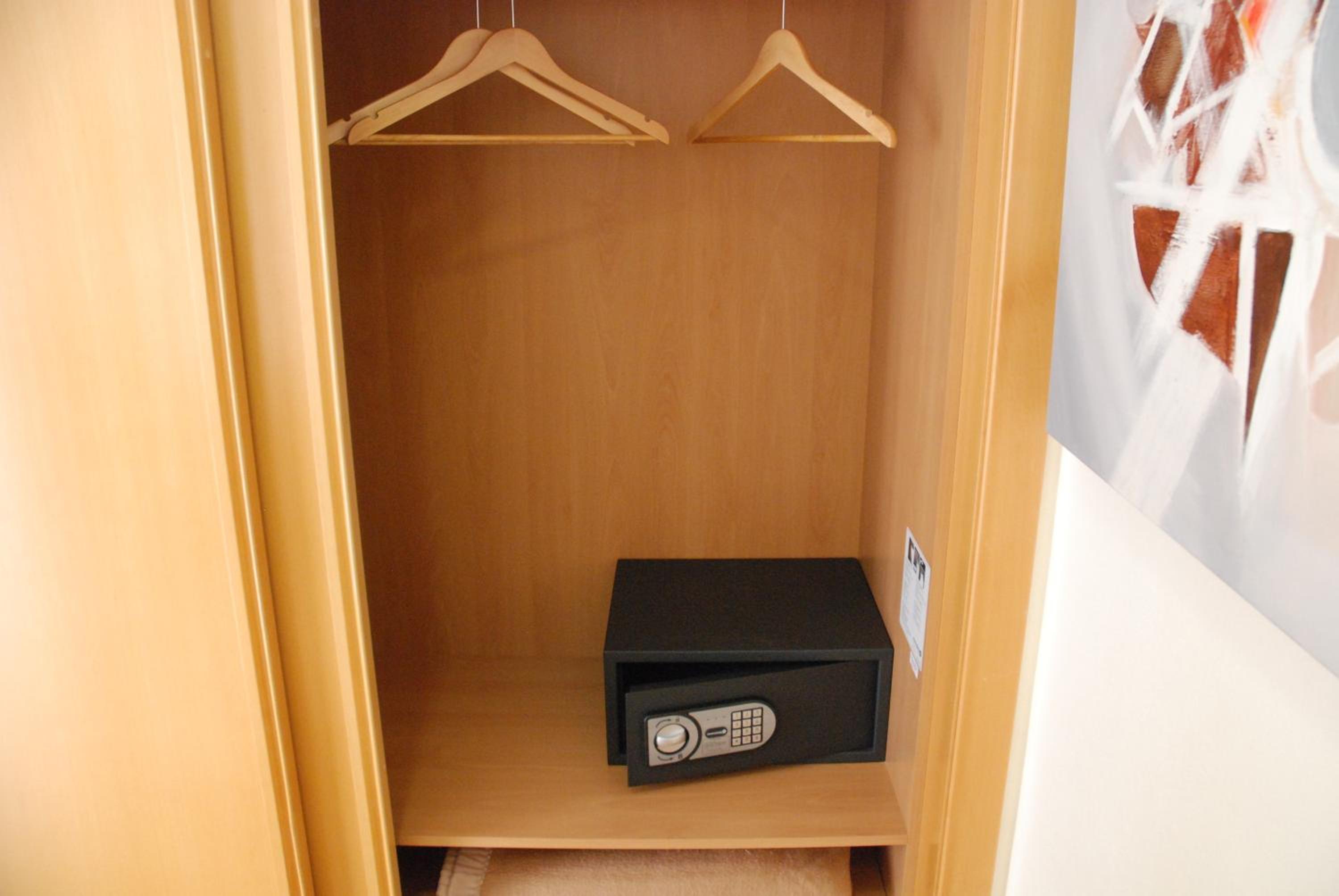 Triple Room with Private Bathroom - Photo 9