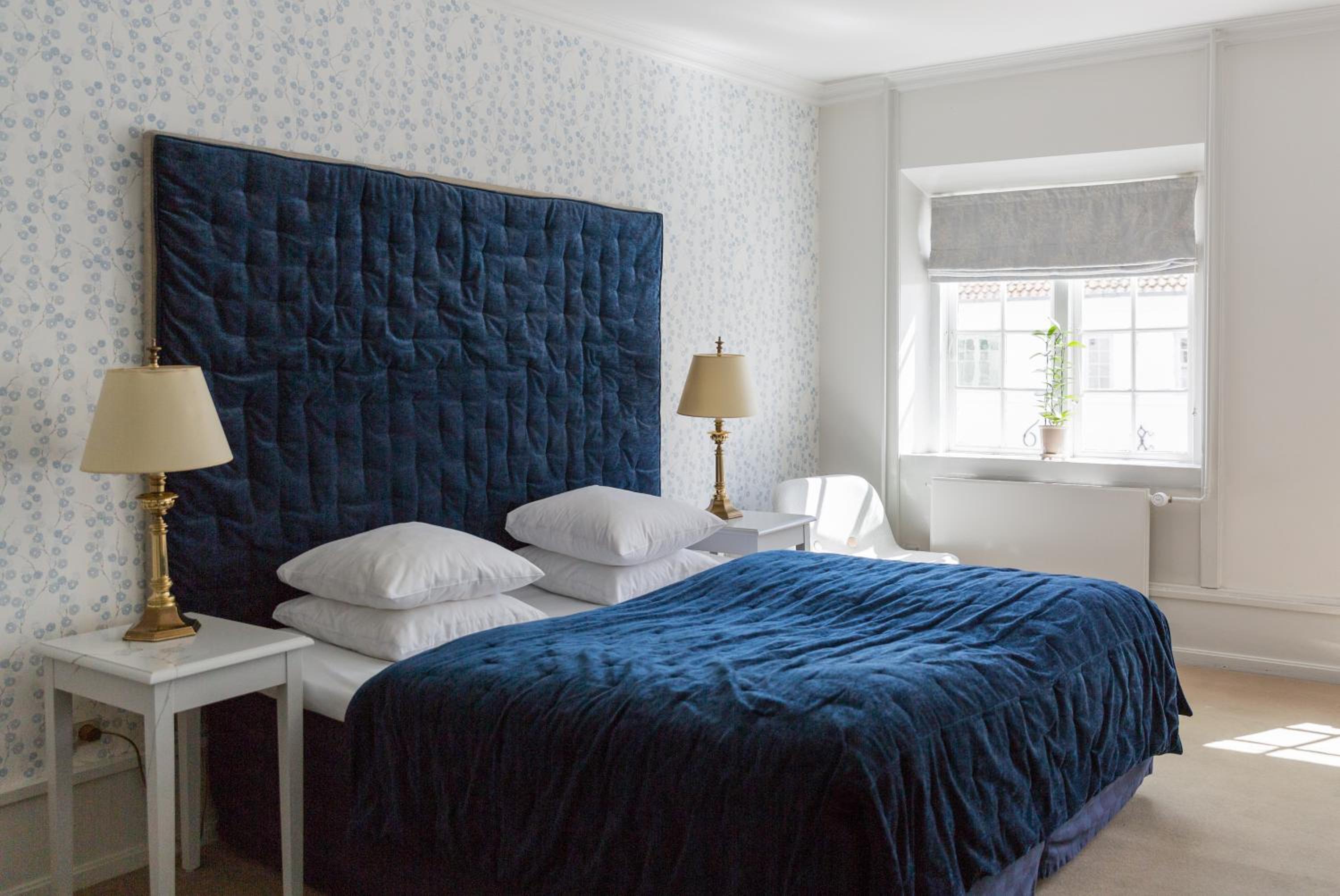 Castle Room with bathtub photo 1