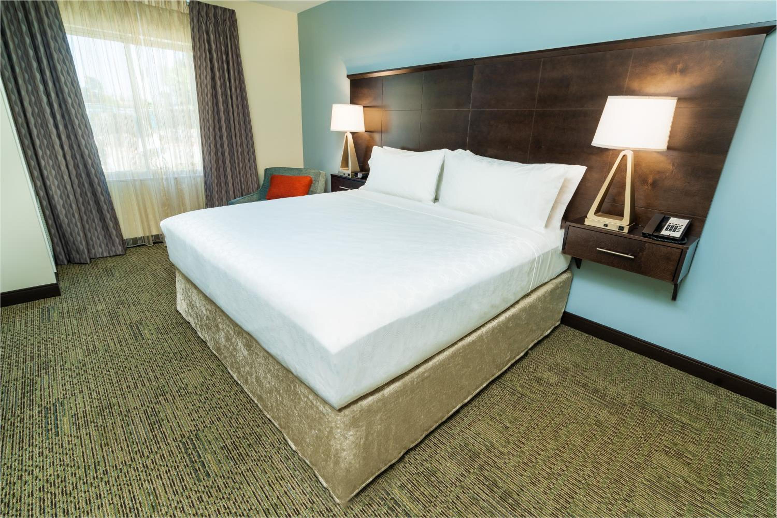 Two-Bedroom Queen Suite - Photo 2
