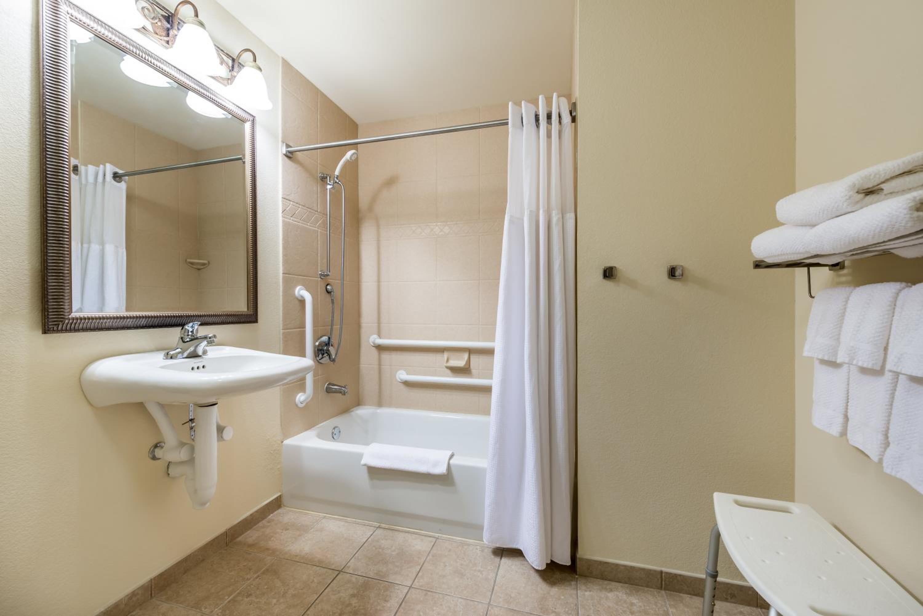 One-Bedroom Queen Room with Mobility Accessible Tub - Non-Smoking - Photo 2
